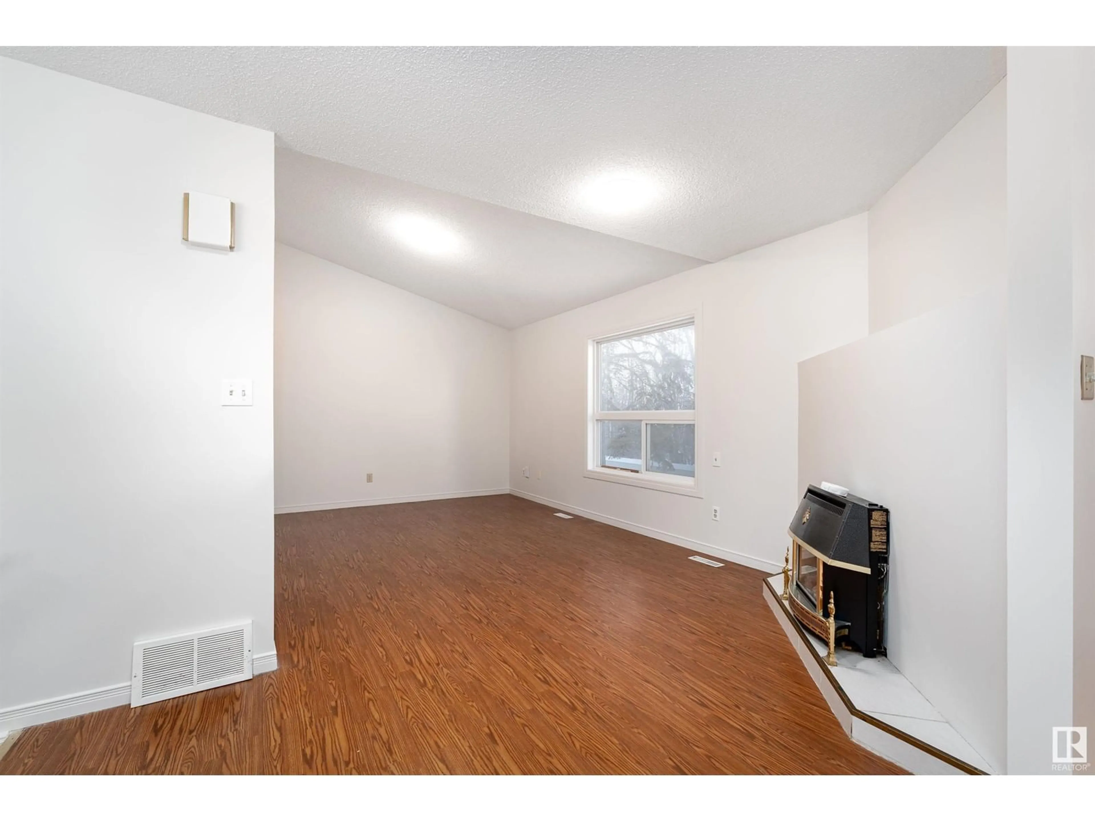 A pic of a room for 4630 17 AV NW, Edmonton Alberta T6L6H3