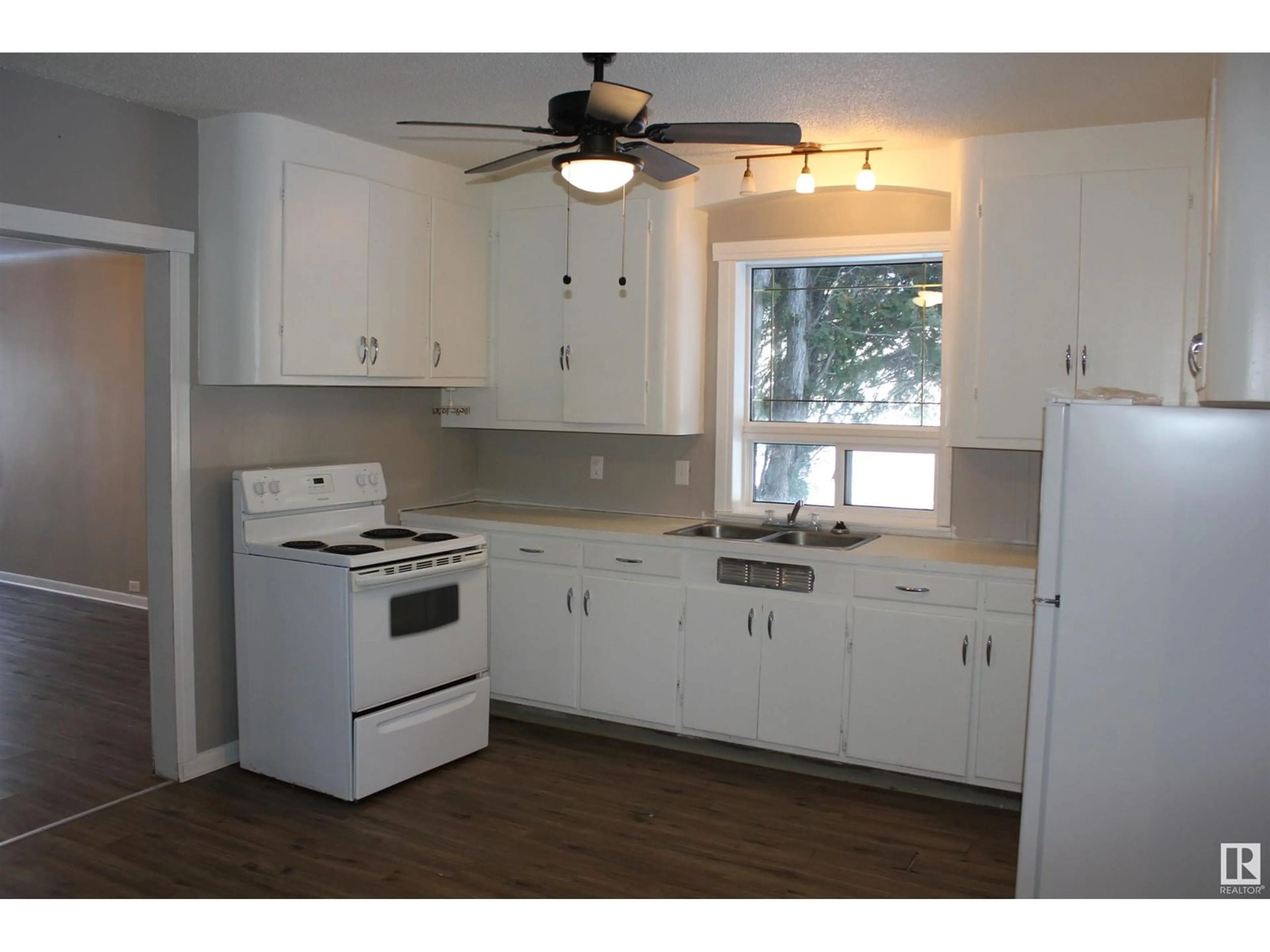 Standard kitchen, wood/laminate floor for 105 1st AV E, Derwent Alberta T0B1C0