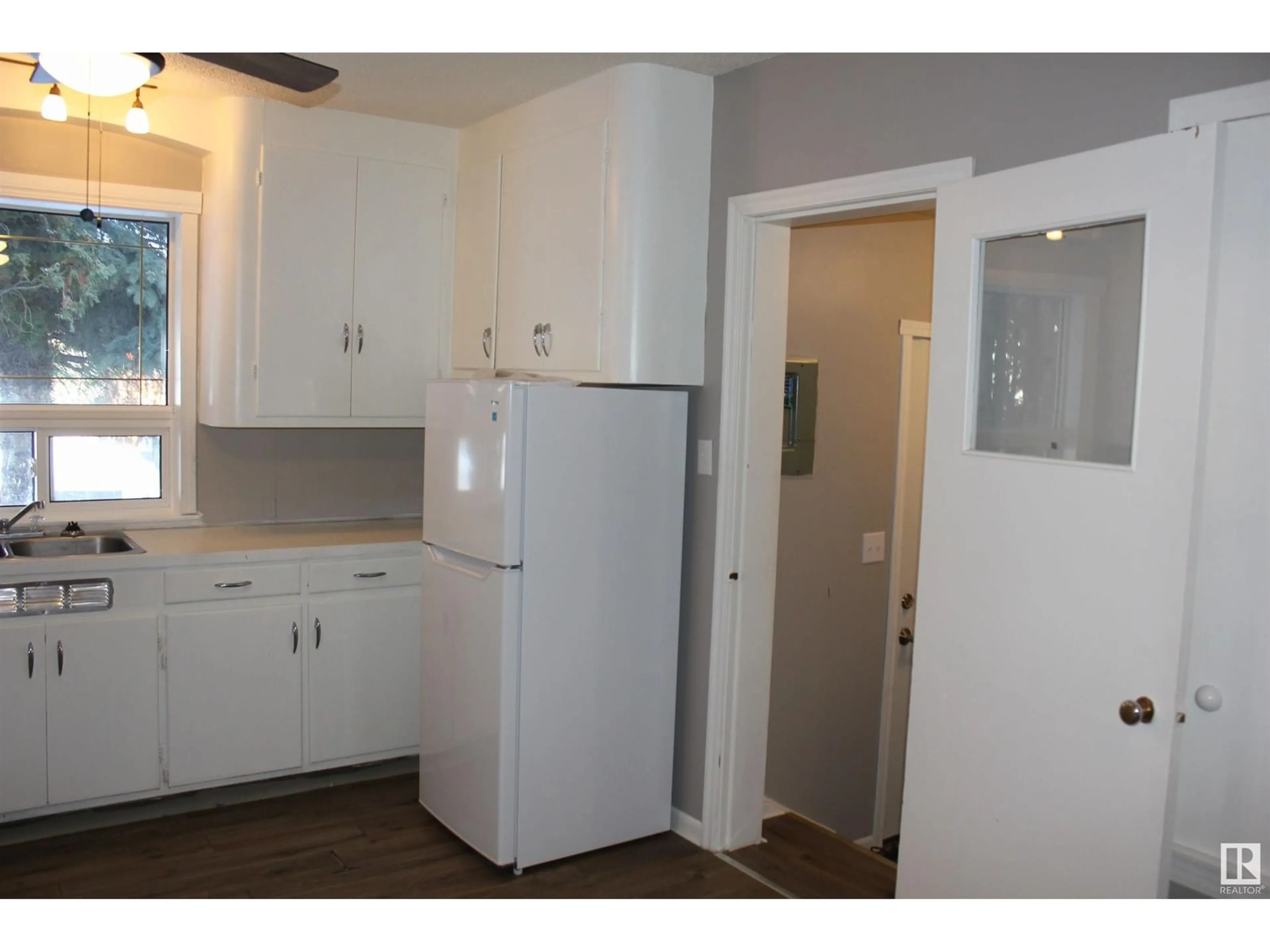 Standard kitchen, unknown for 105 1st AV E, Derwent Alberta T0B1C0