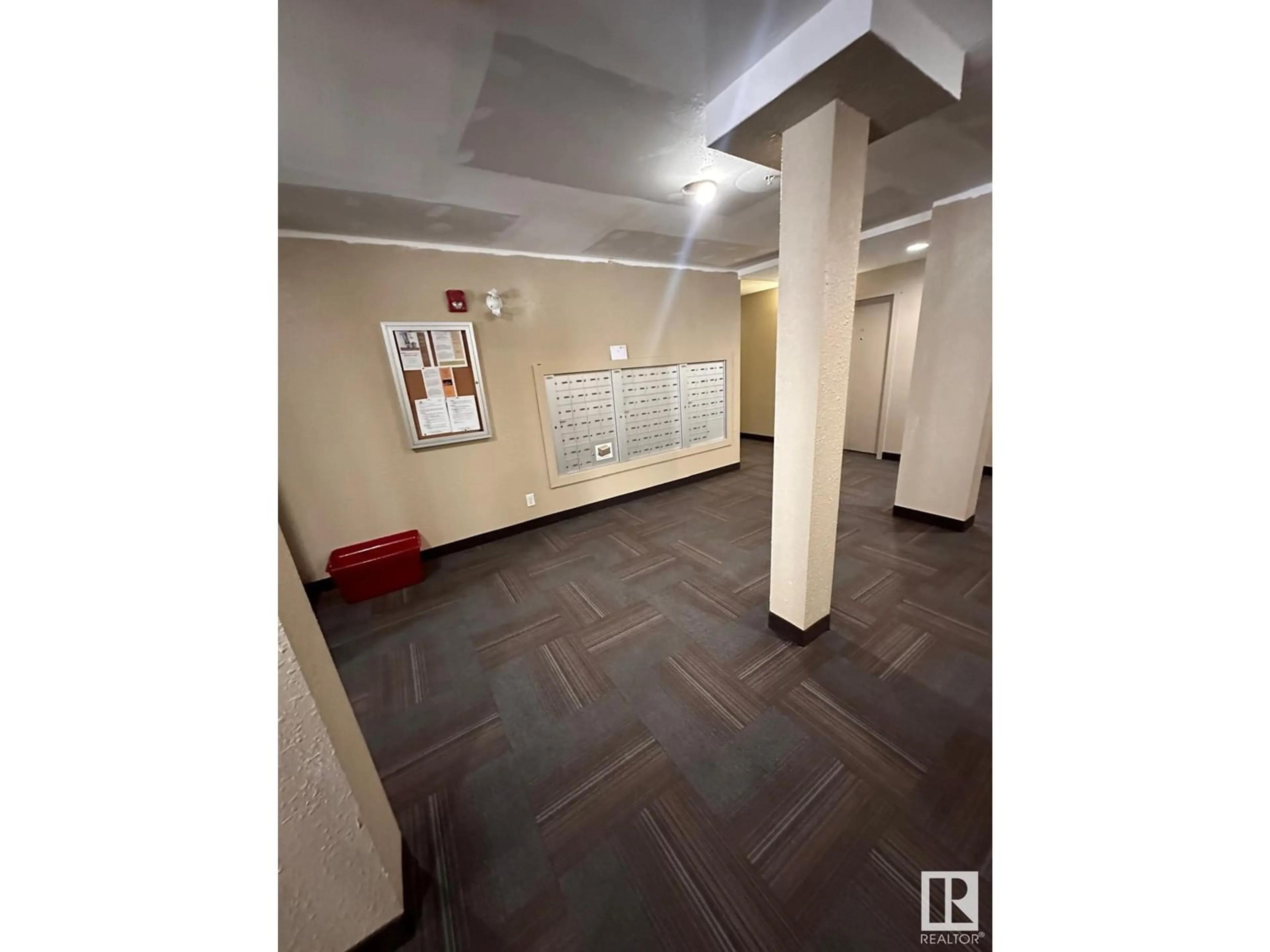 Indoor foyer for #116 534 WATT BOULEVARD SW, Edmonton Alberta T6X1P7