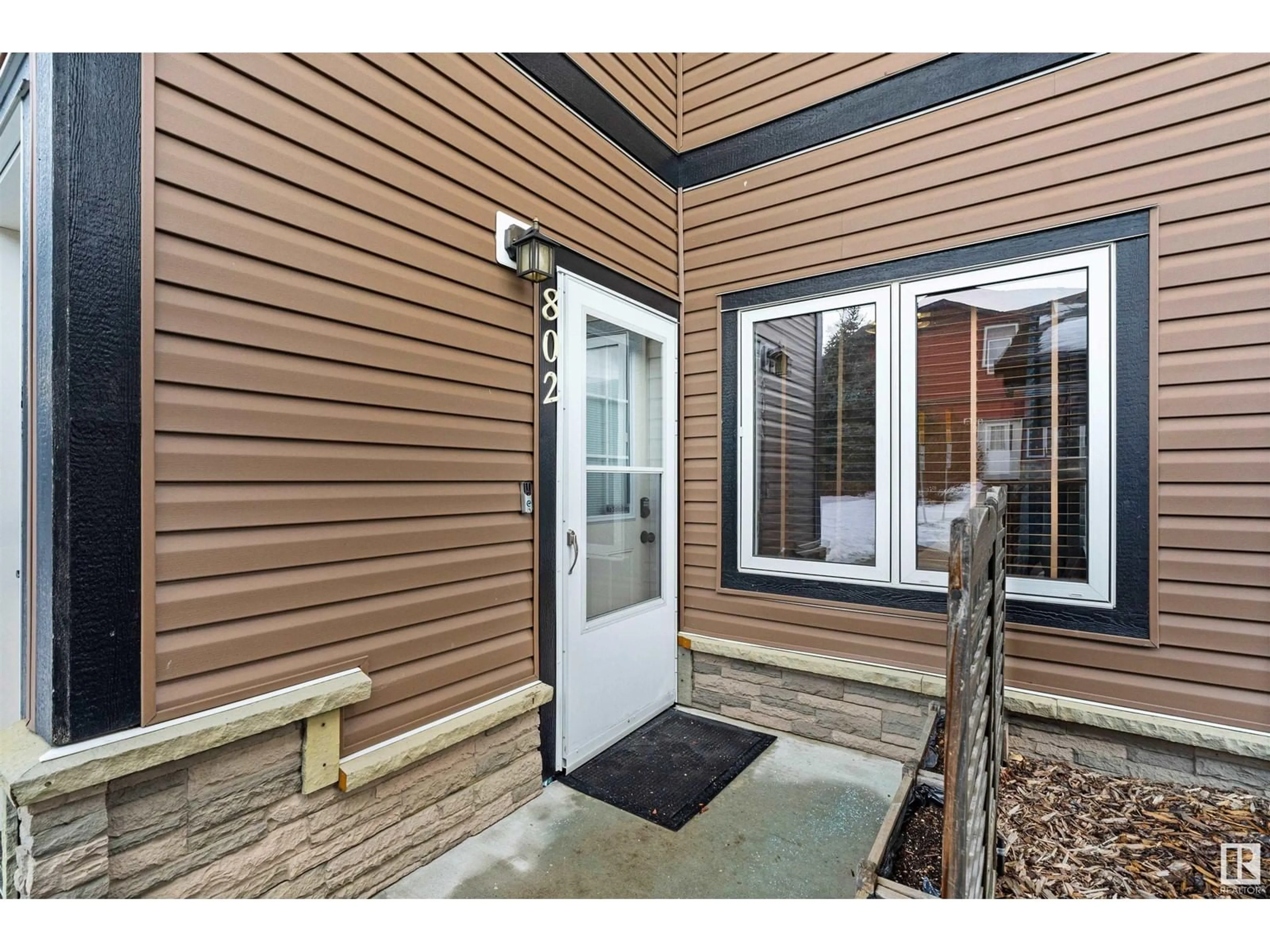 Indoor entryway for 802 GRAYBRIAR GR, Stony Plain Alberta T7Z0G1