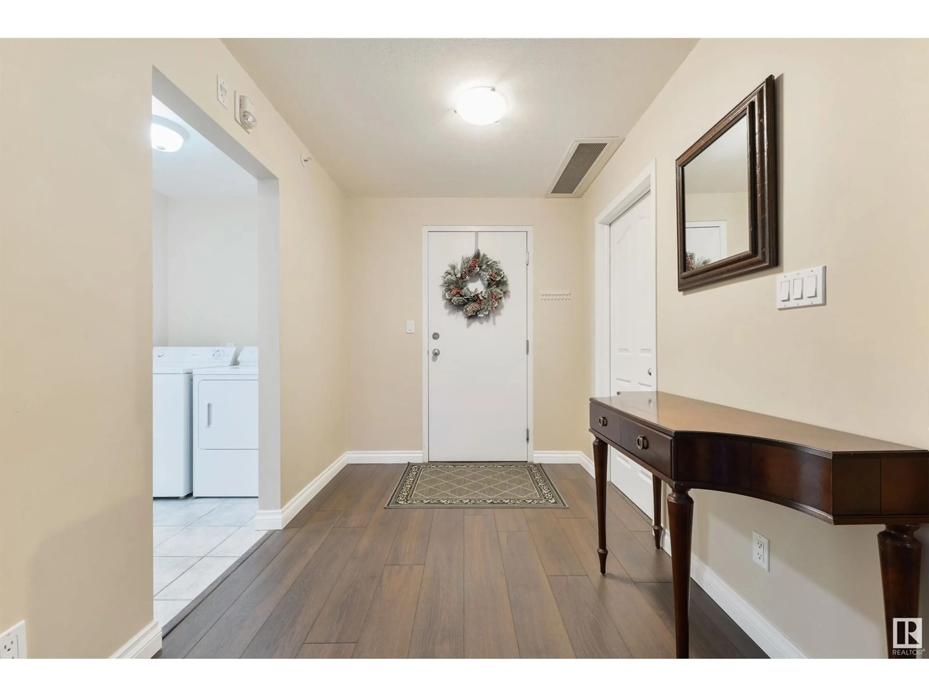 Indoor entryway for #302 10106 105 ST NW, Edmonton Alberta T5J5E7