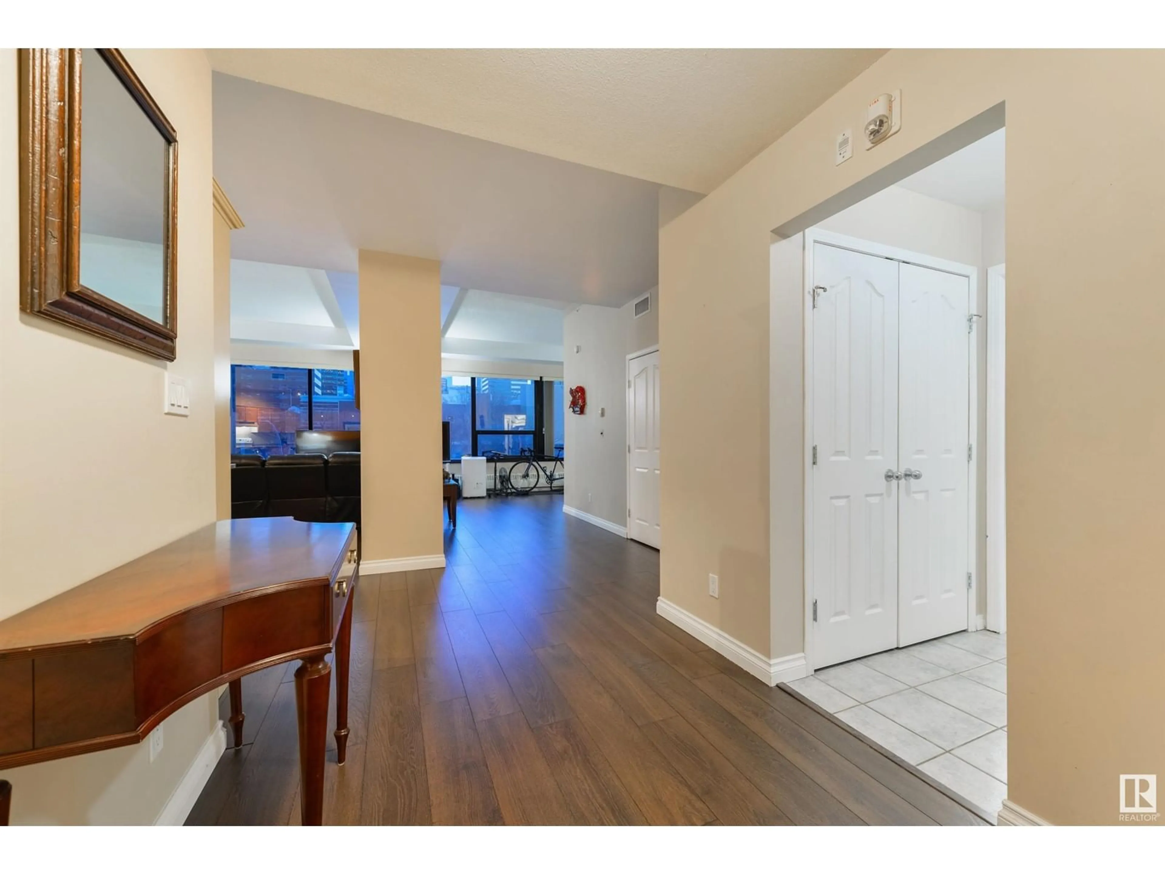 Indoor entryway for #302 10106 105 ST NW, Edmonton Alberta T5J5E7