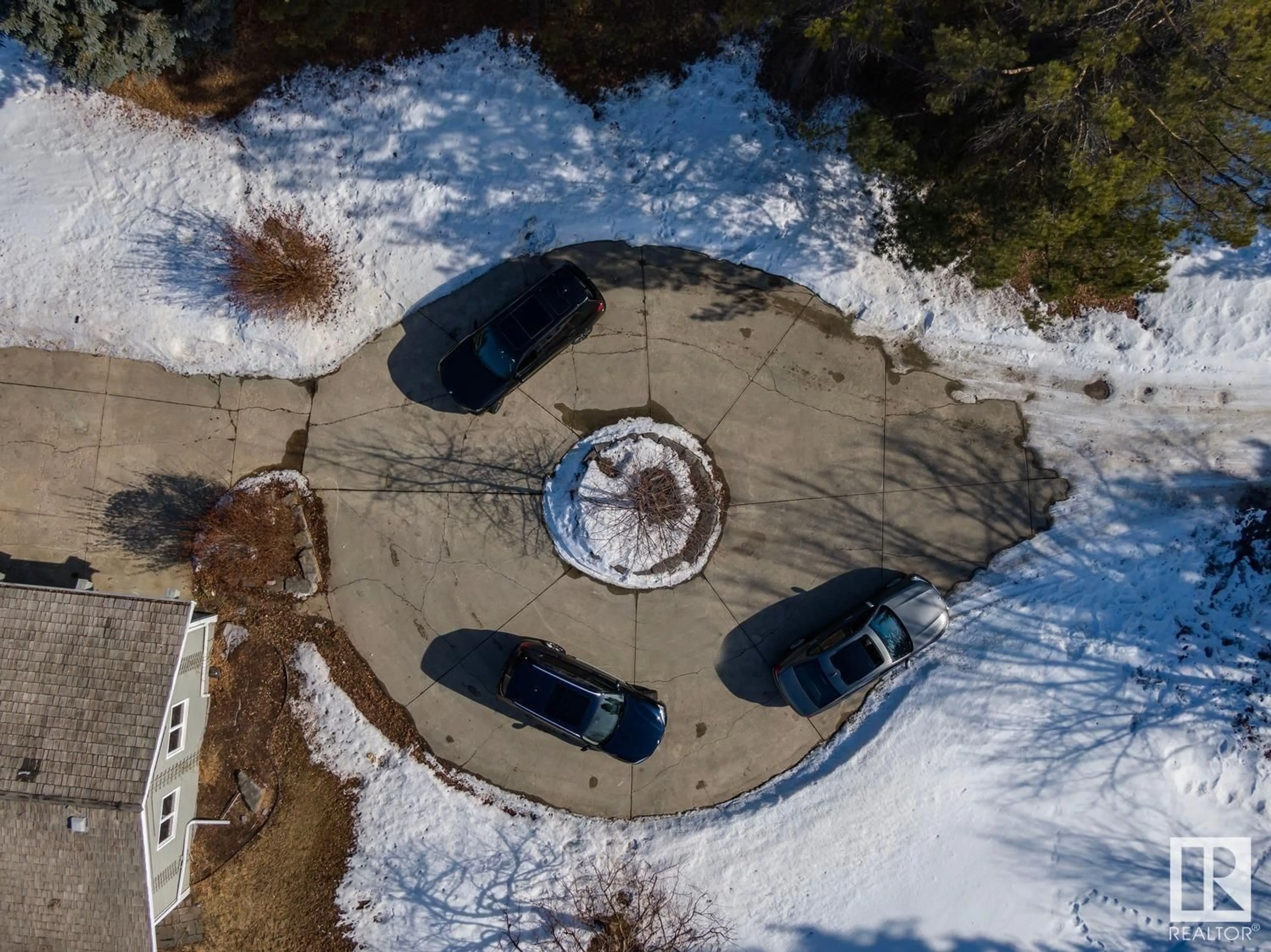 A pic from outside/outdoor area/front of a property/back of a property/a pic from drone, street for 18420 8A AV SW, Edmonton Alberta T6W1A5