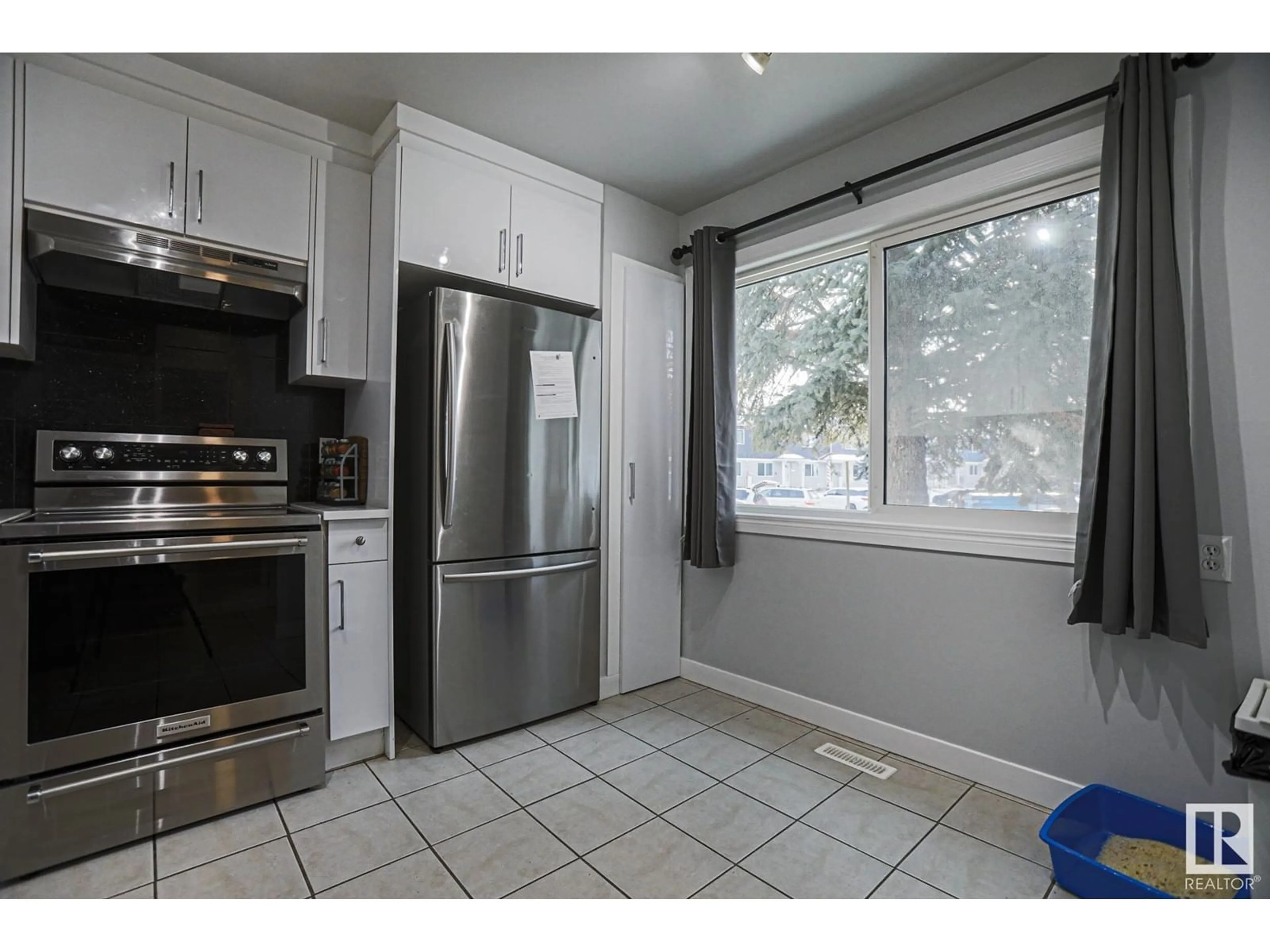 Standard kitchen, unknown for #33 1411 MILL WOODS E NW, Edmonton Alberta T6L4T3