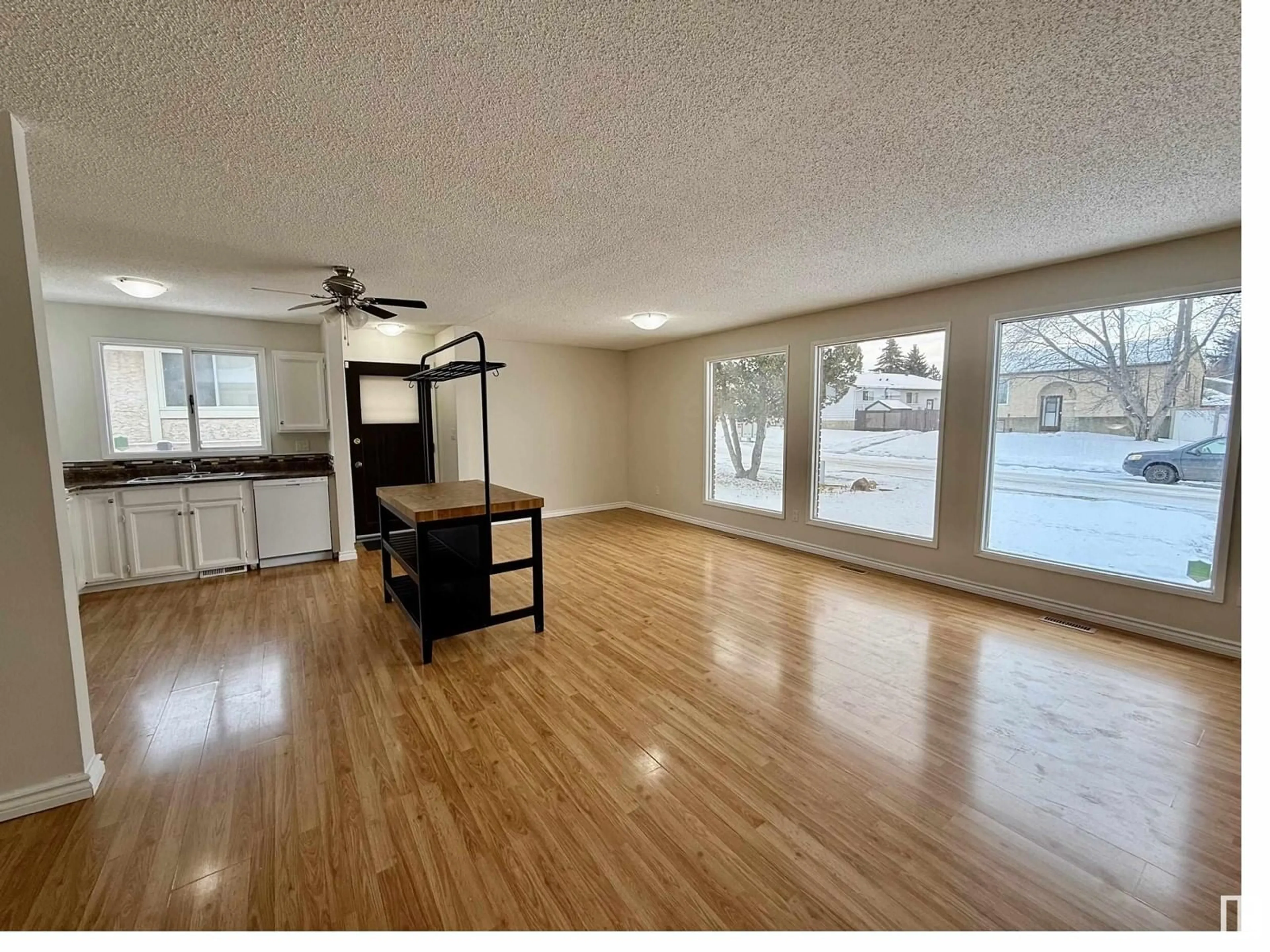 A pic of a room for 5114 17A AV NW, Edmonton Alberta T6L1K6