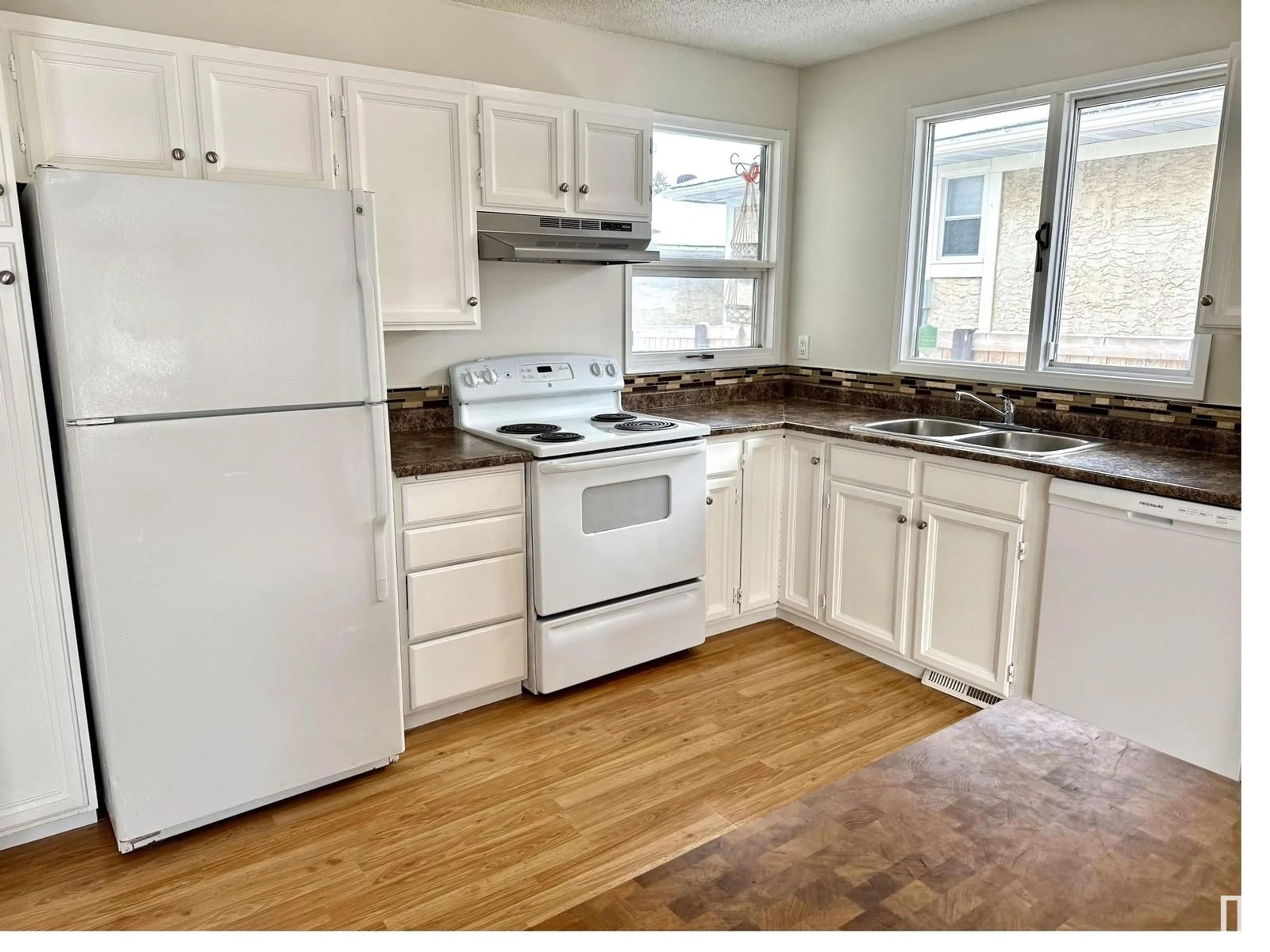 Standard kitchen, wood/laminate floor for 5114 17A AV NW, Edmonton Alberta T6L1K6