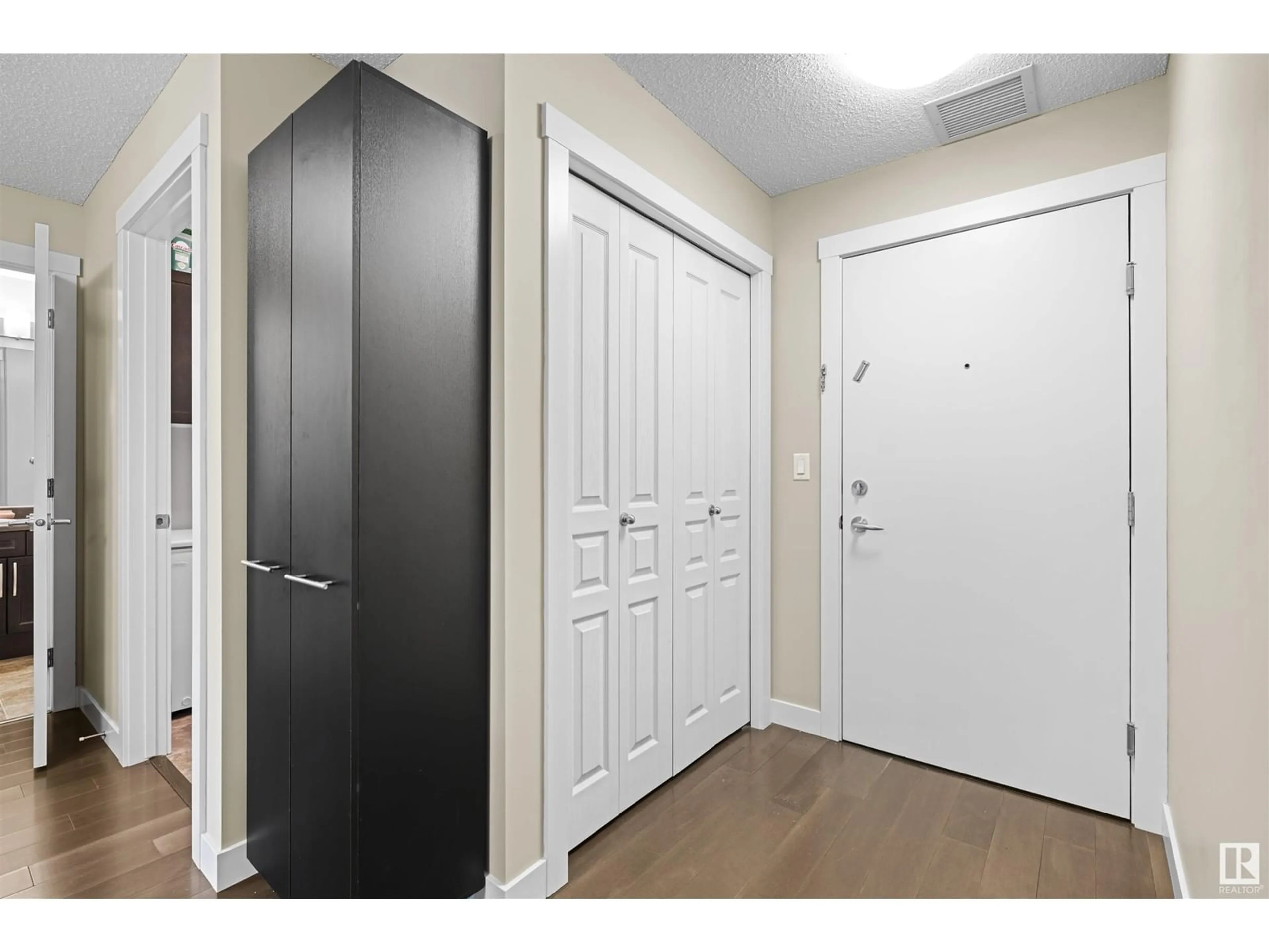 Indoor entryway for #214 2207 44 AV NW, Edmonton Alberta T6T0T2