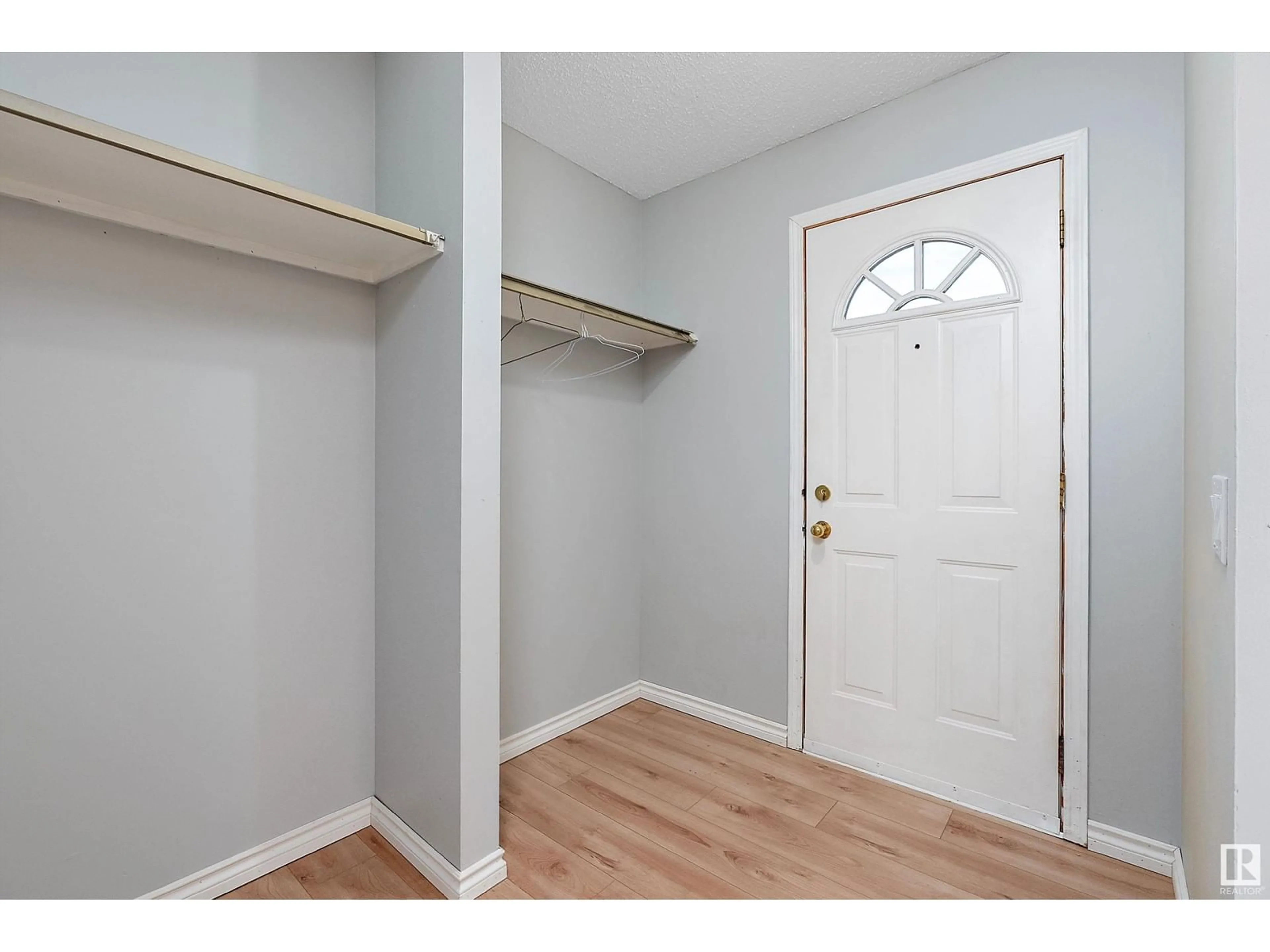 Indoor entryway for 18088 93 AV NW, Edmonton Alberta T5T1Y1