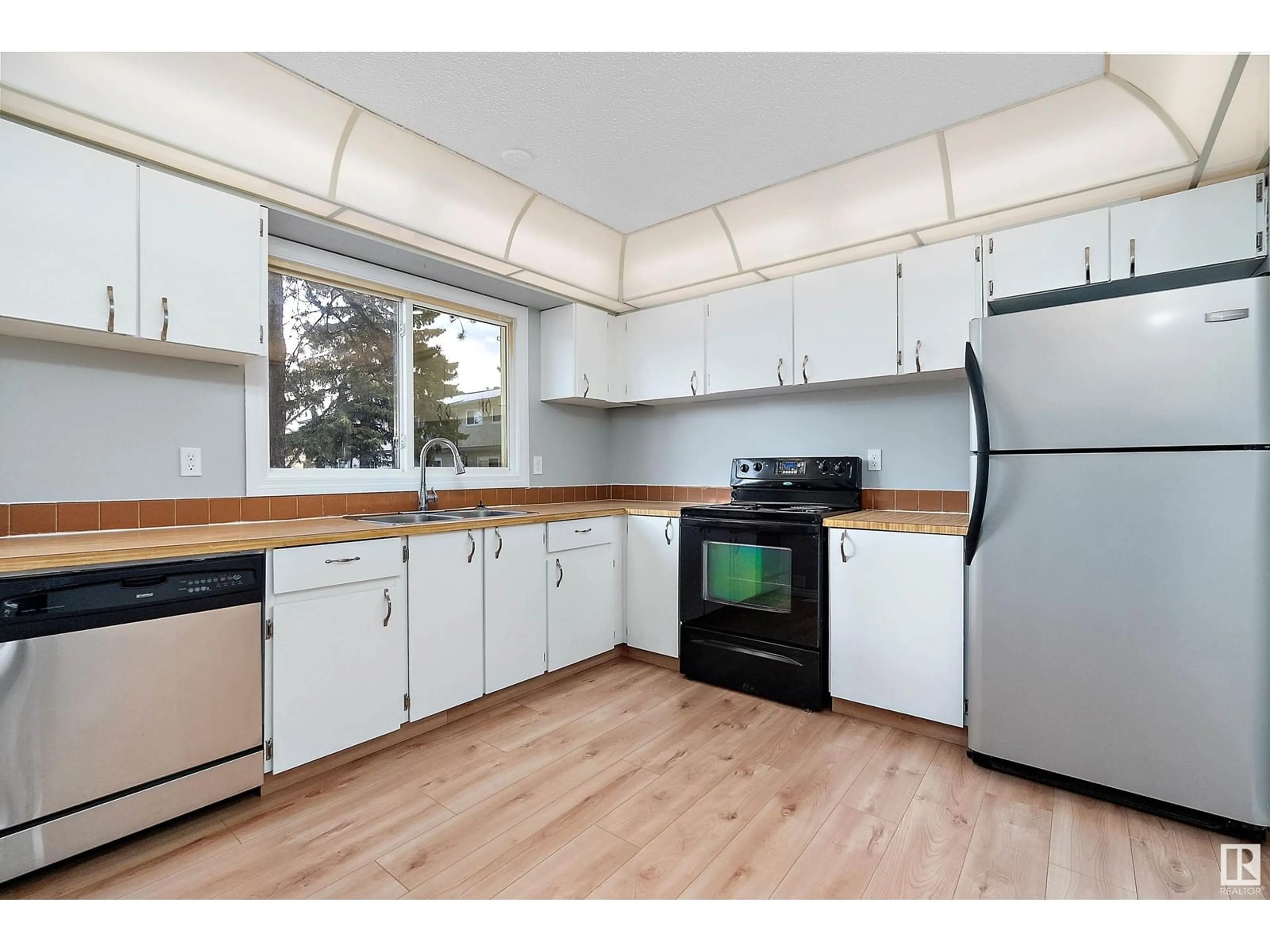 Standard kitchen, wood/laminate floor for 18088 93 AV NW, Edmonton Alberta T5T1Y1