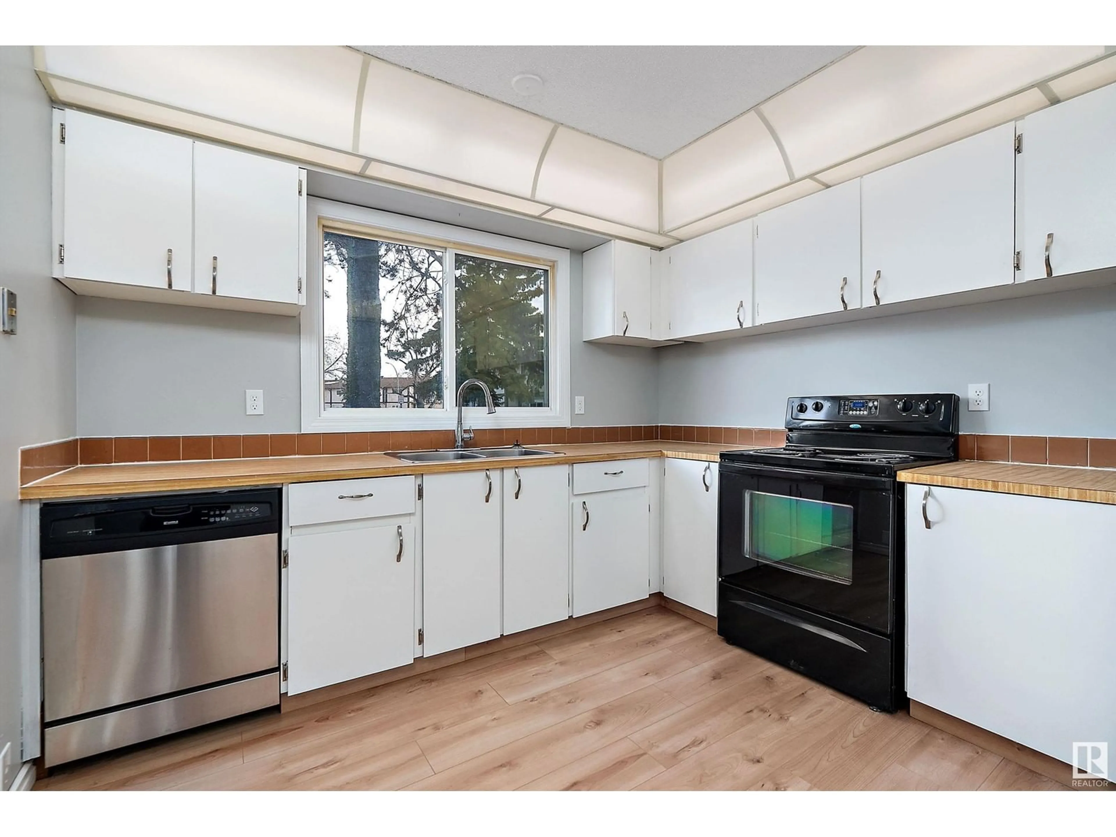 Standard kitchen, wood/laminate floor for 18088 93 AV NW, Edmonton Alberta T5T1Y1