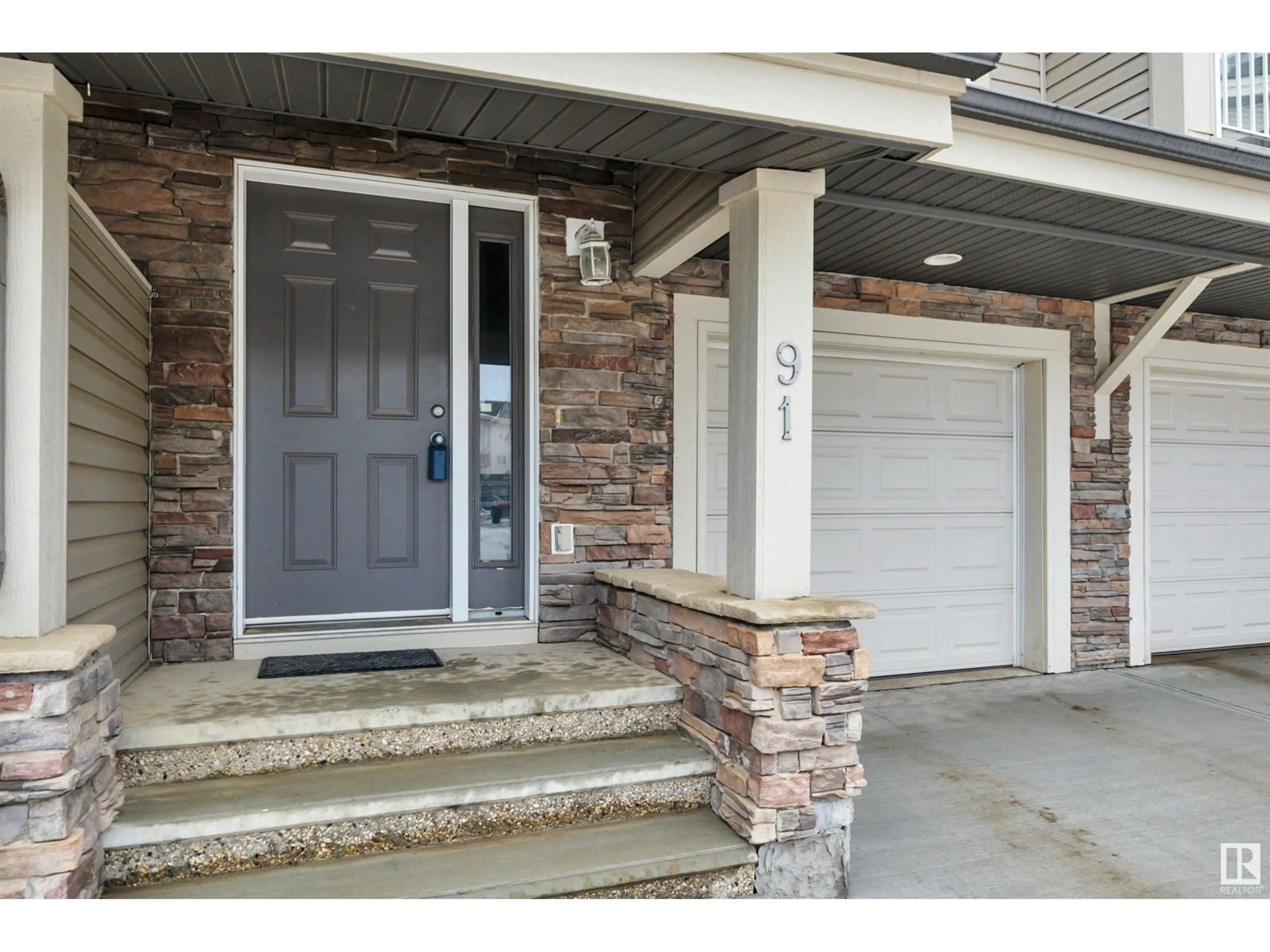 Indoor entryway for #91 12050 17 AV SW SW, Edmonton Alberta T6W1X4