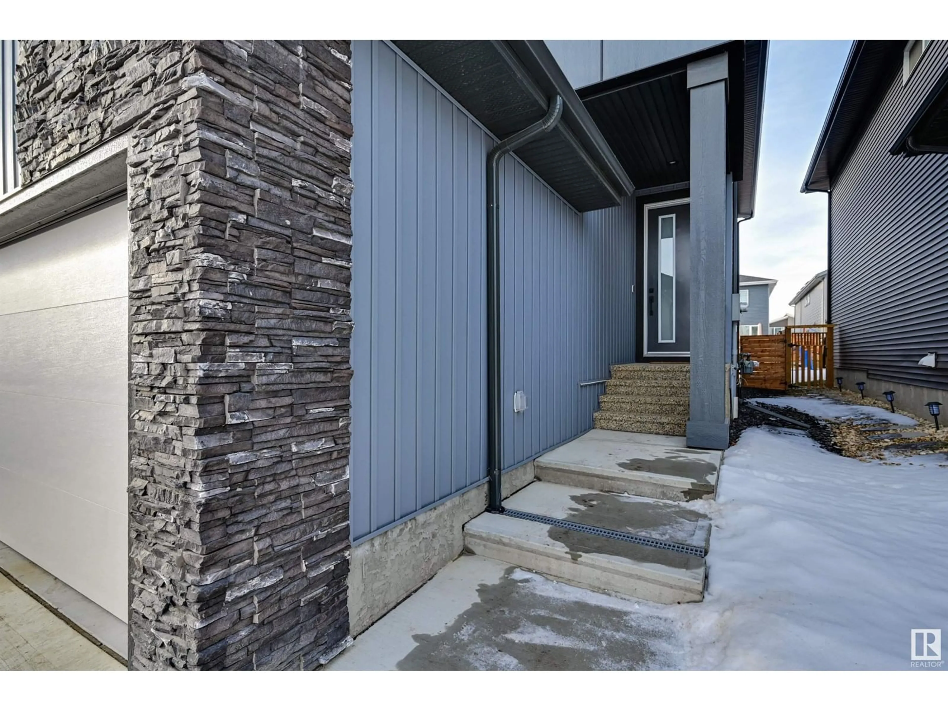 Indoor entryway for 2328 KELLY CIRCLE SW, Edmonton Alberta T6W4K2