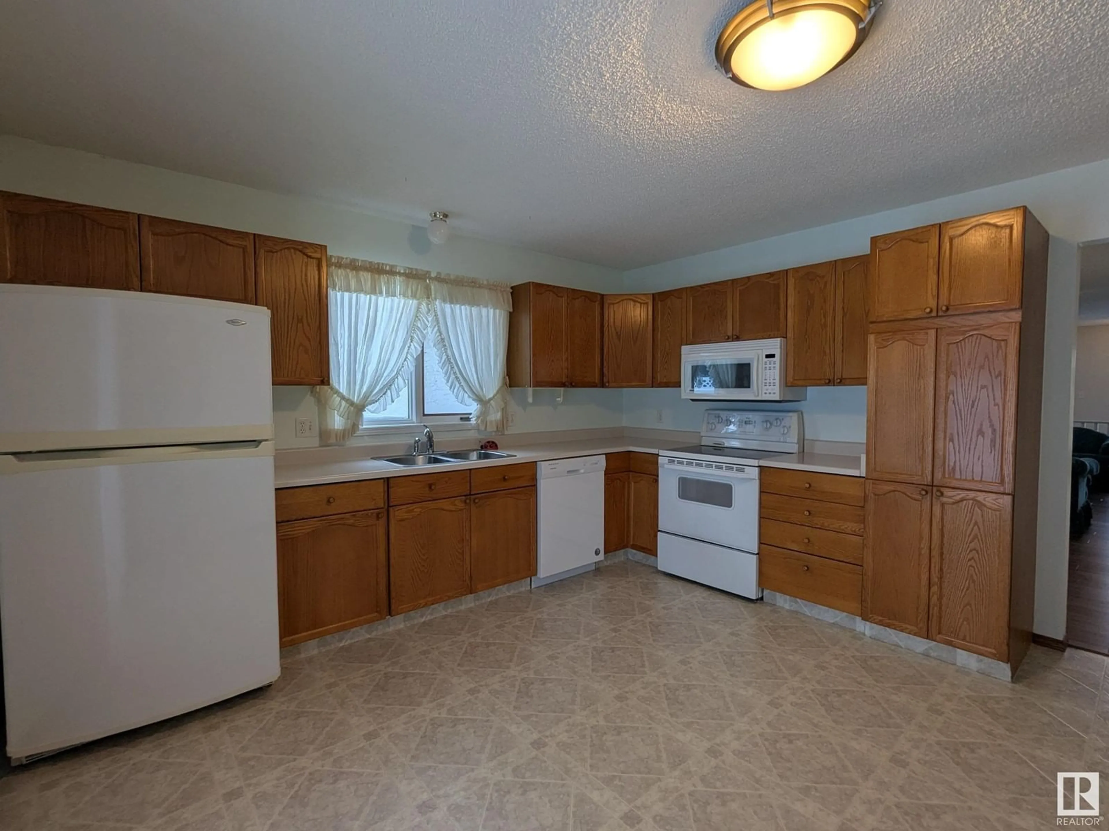 Standard kitchen, unknown for 9111 Grandin RD, St. Albert Alberta T8N5N3