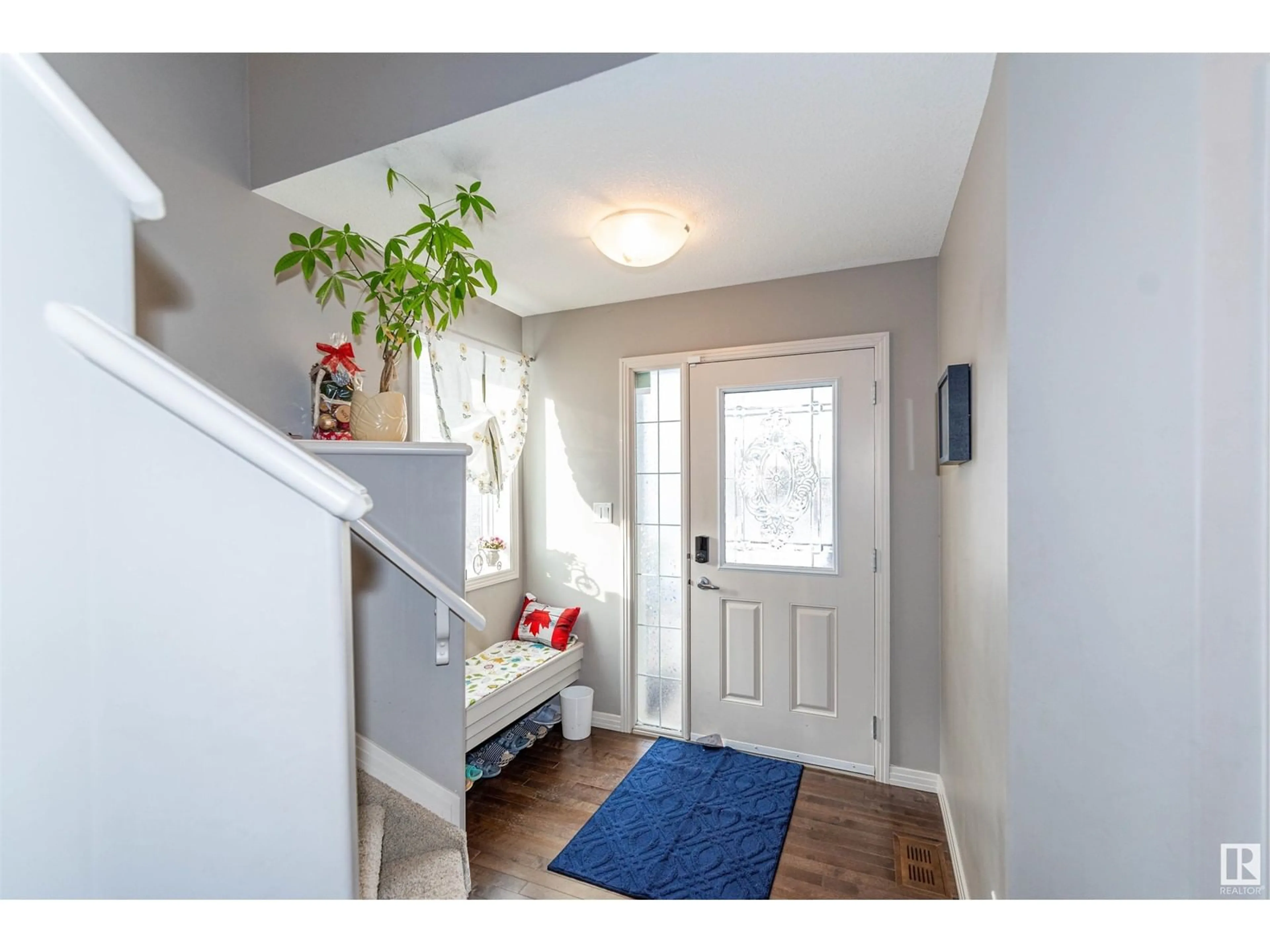 Indoor entryway for 17209 8A AV SW, Edmonton Alberta T6W0M6