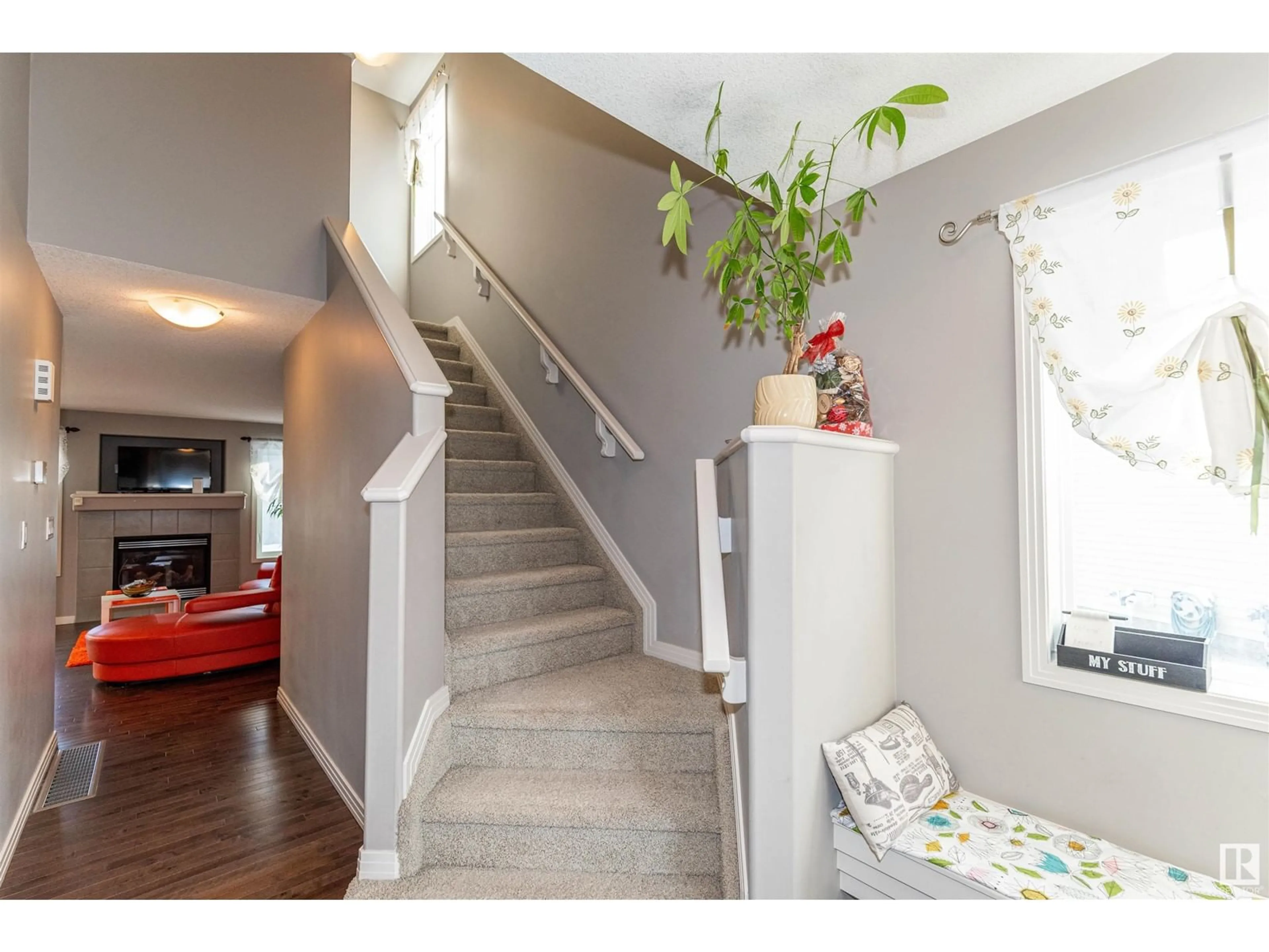 Indoor entryway for 17209 8A AV SW, Edmonton Alberta T6W0M6