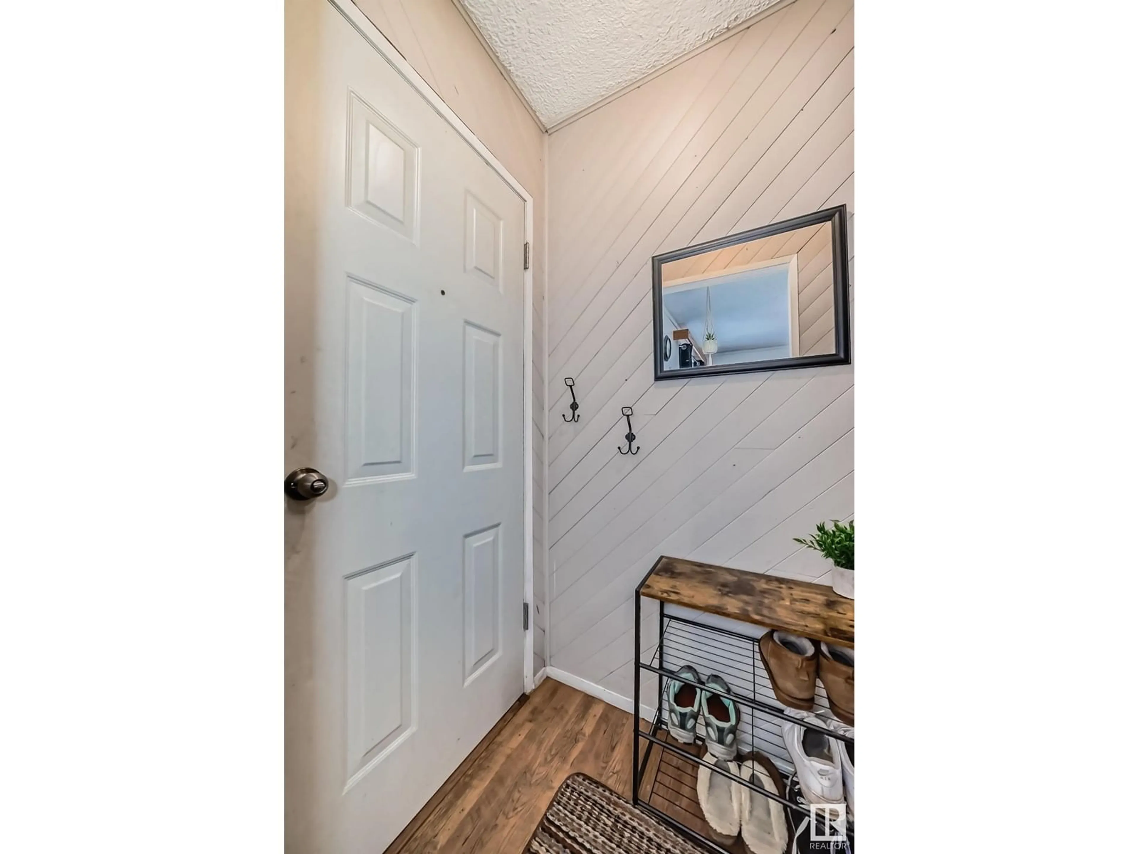 Indoor entryway for 11825 127 ST NW, Edmonton Alberta T5L0Z2