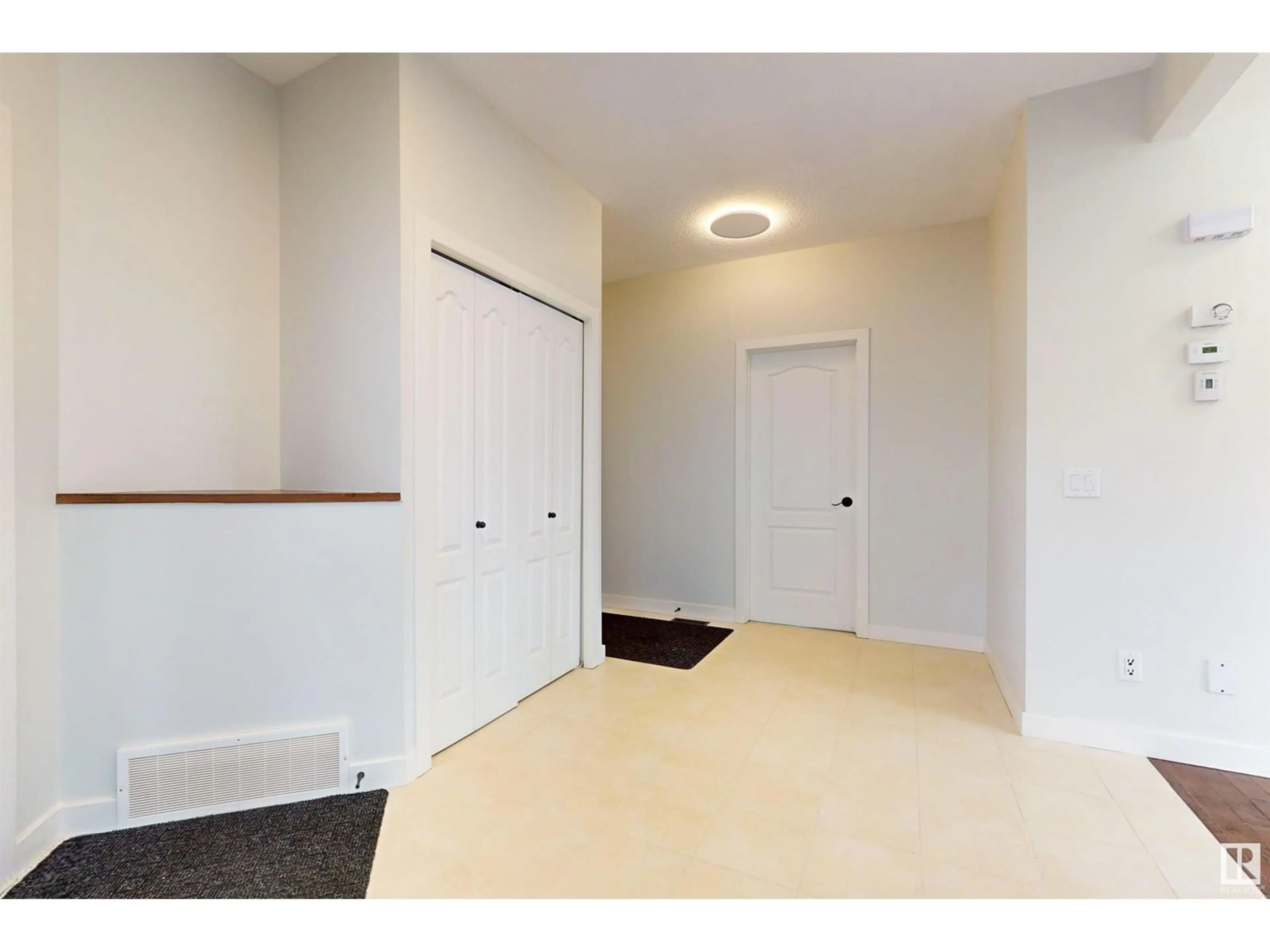 Indoor entryway for 2913 MAPLE WY NW, Edmonton Alberta T6T0T4