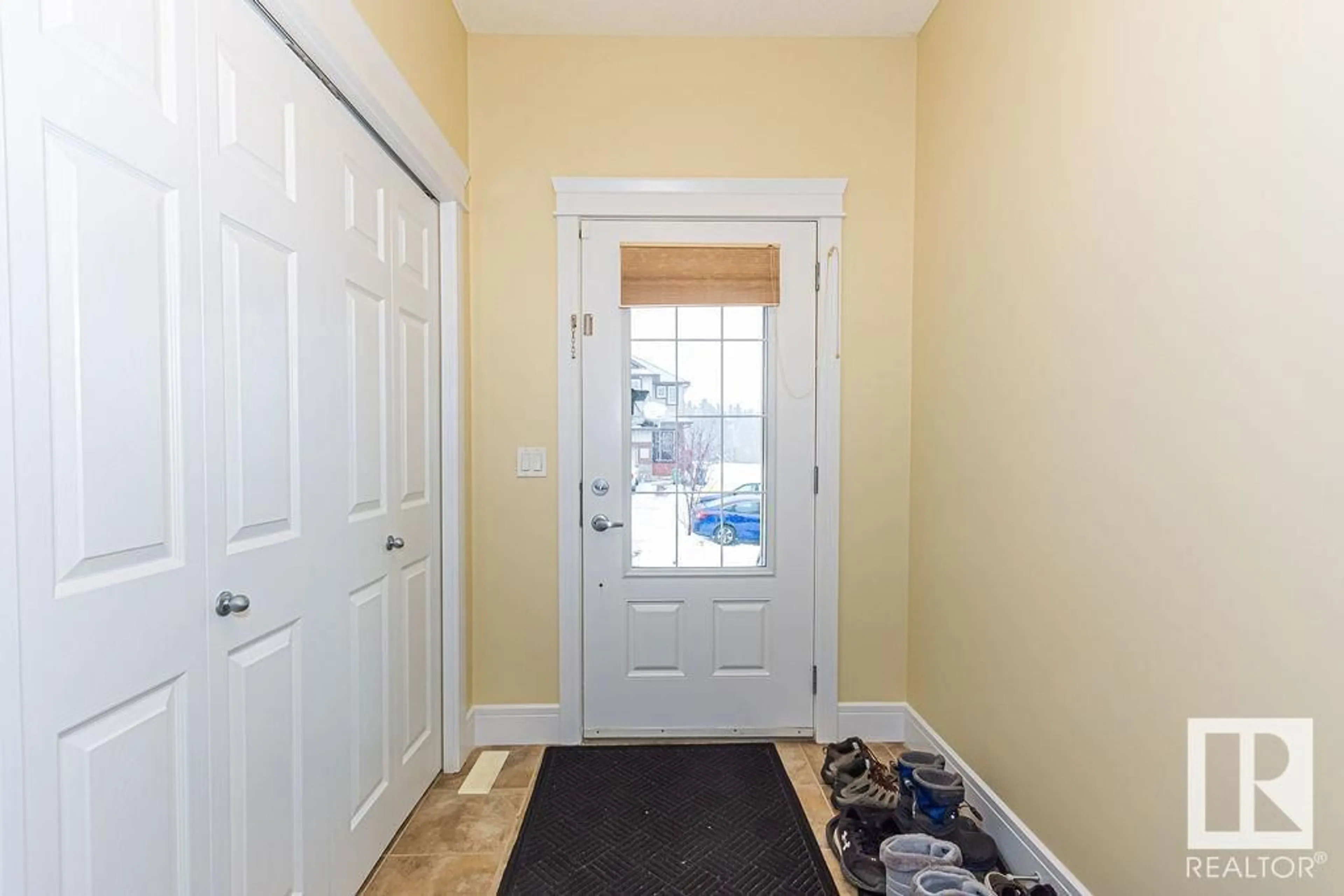 Indoor entryway for 1411 30 AV NW, Edmonton Alberta T6T0V7