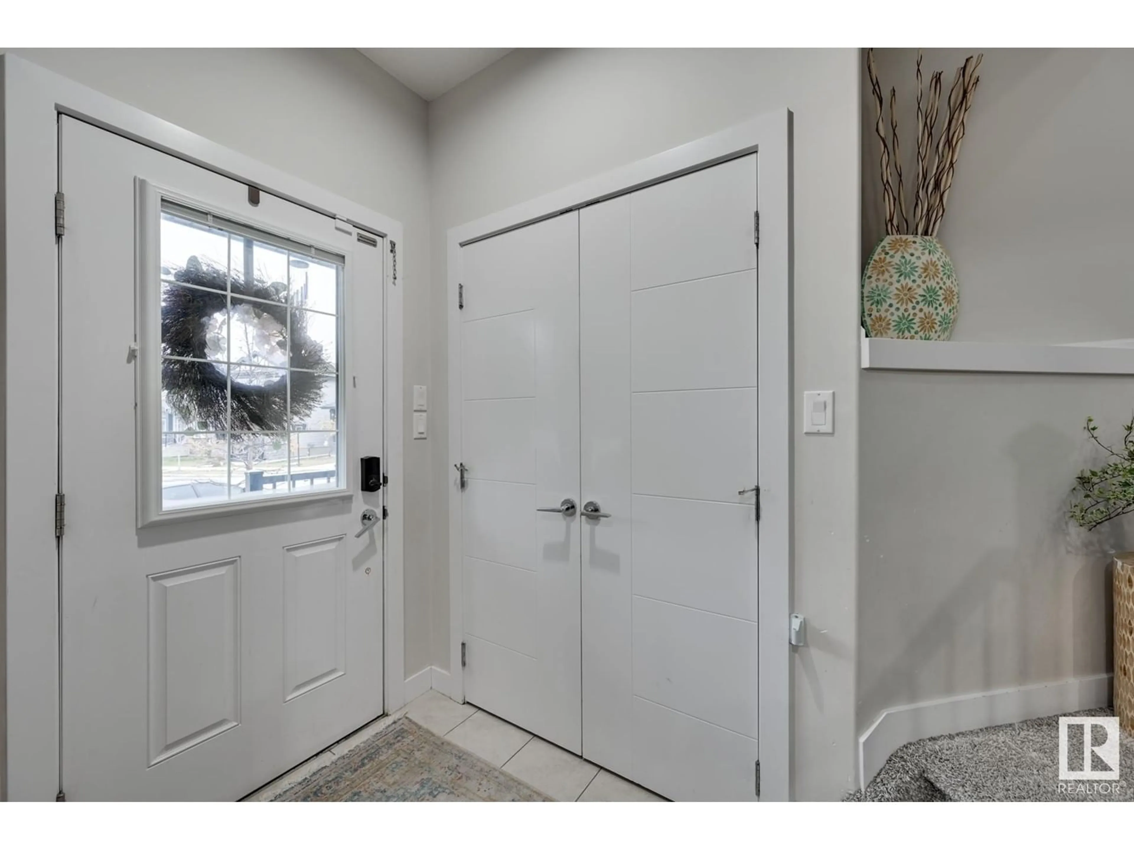 Indoor entryway for 2611 21 AV NW, Edmonton Alberta T6T0Y6