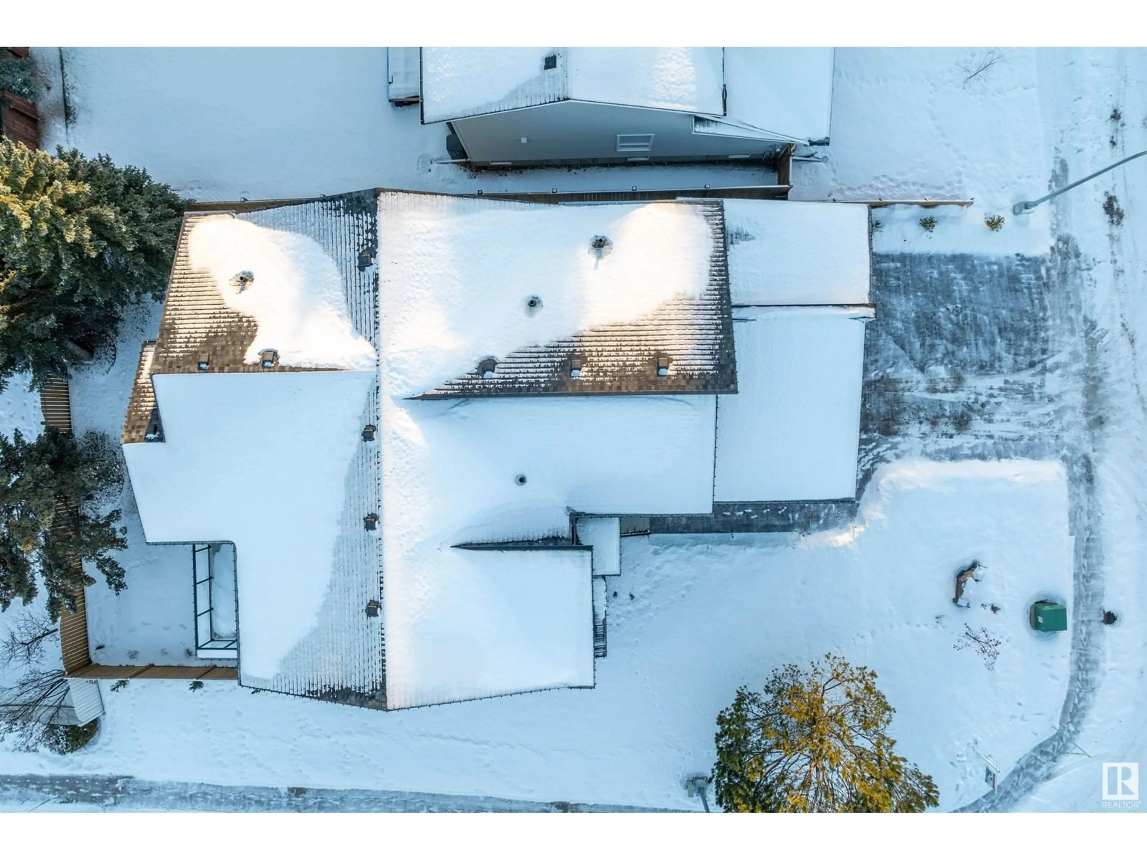 A pic from outside/outdoor area/front of a property/back of a property/a pic from drone, unknown for 15107 42 AV NW, Edmonton Alberta T6H5P6