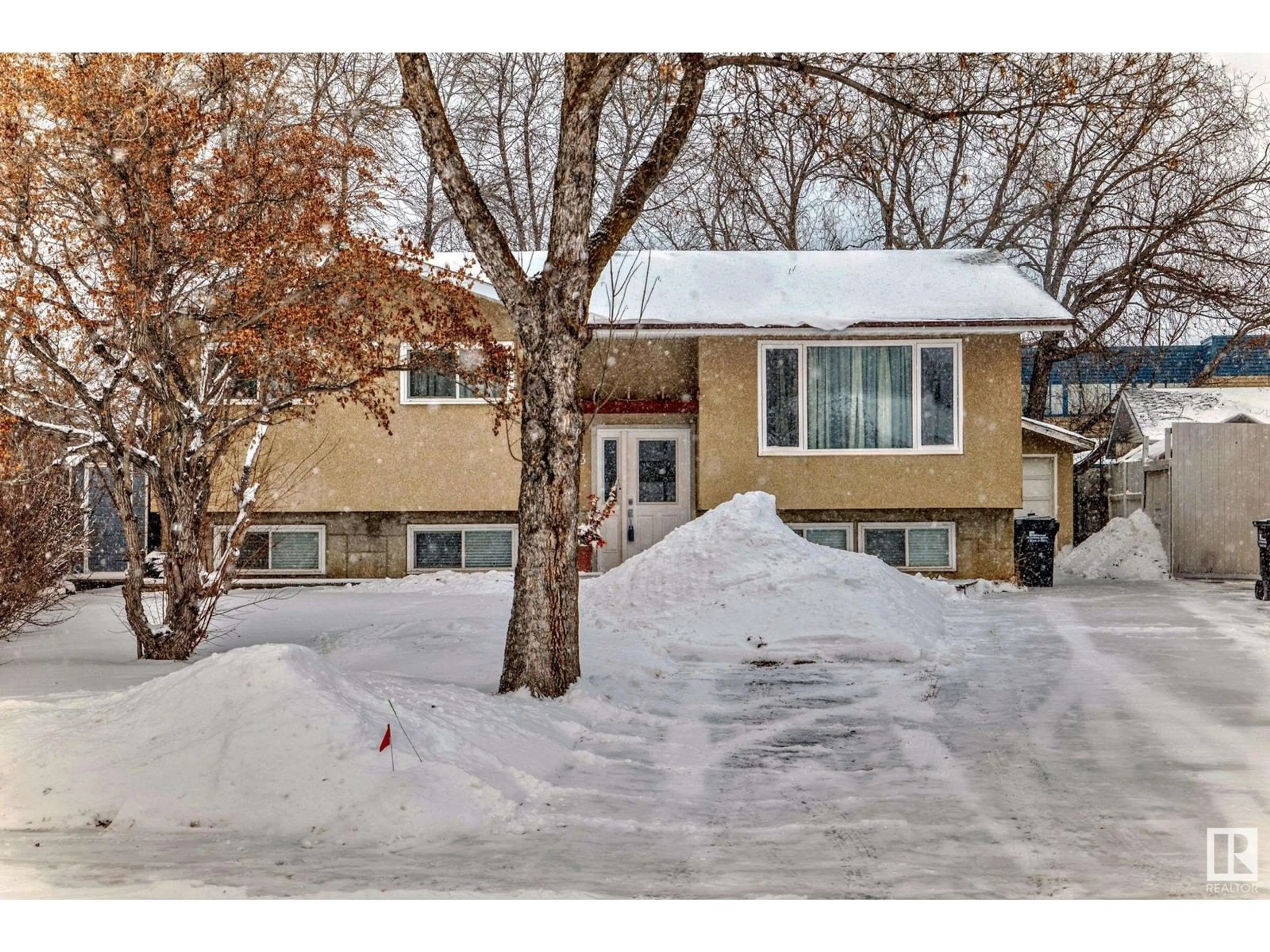 A pic from outside/outdoor area/front of a property/back of a property/a pic from drone, street for 3 ROSEWOOD PL, Sherwood Park Alberta T8A2H3