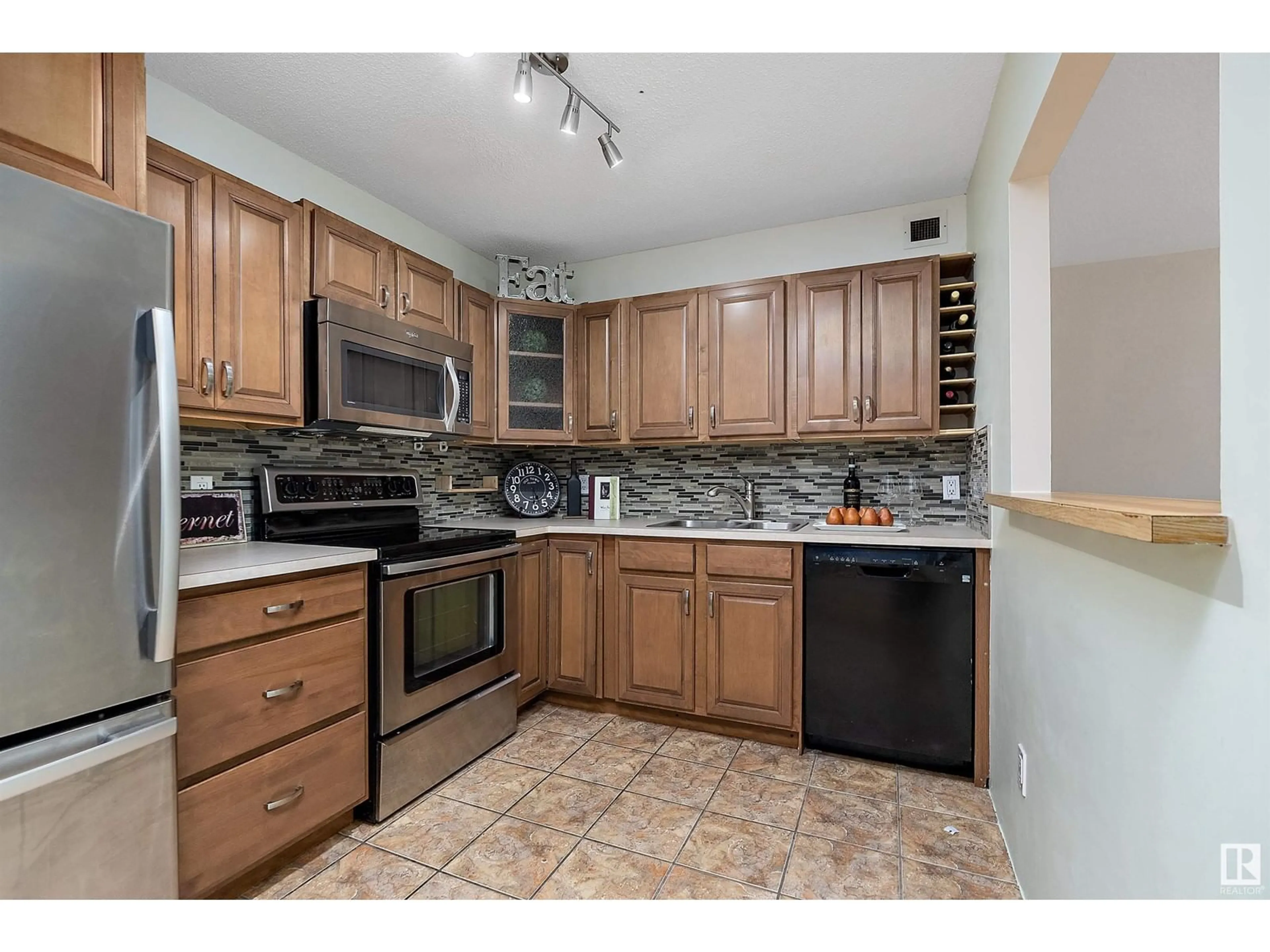 Standard kitchen, ceramic/tile floor for #1001 9916 113 ST NW, Edmonton Alberta T5K2N3