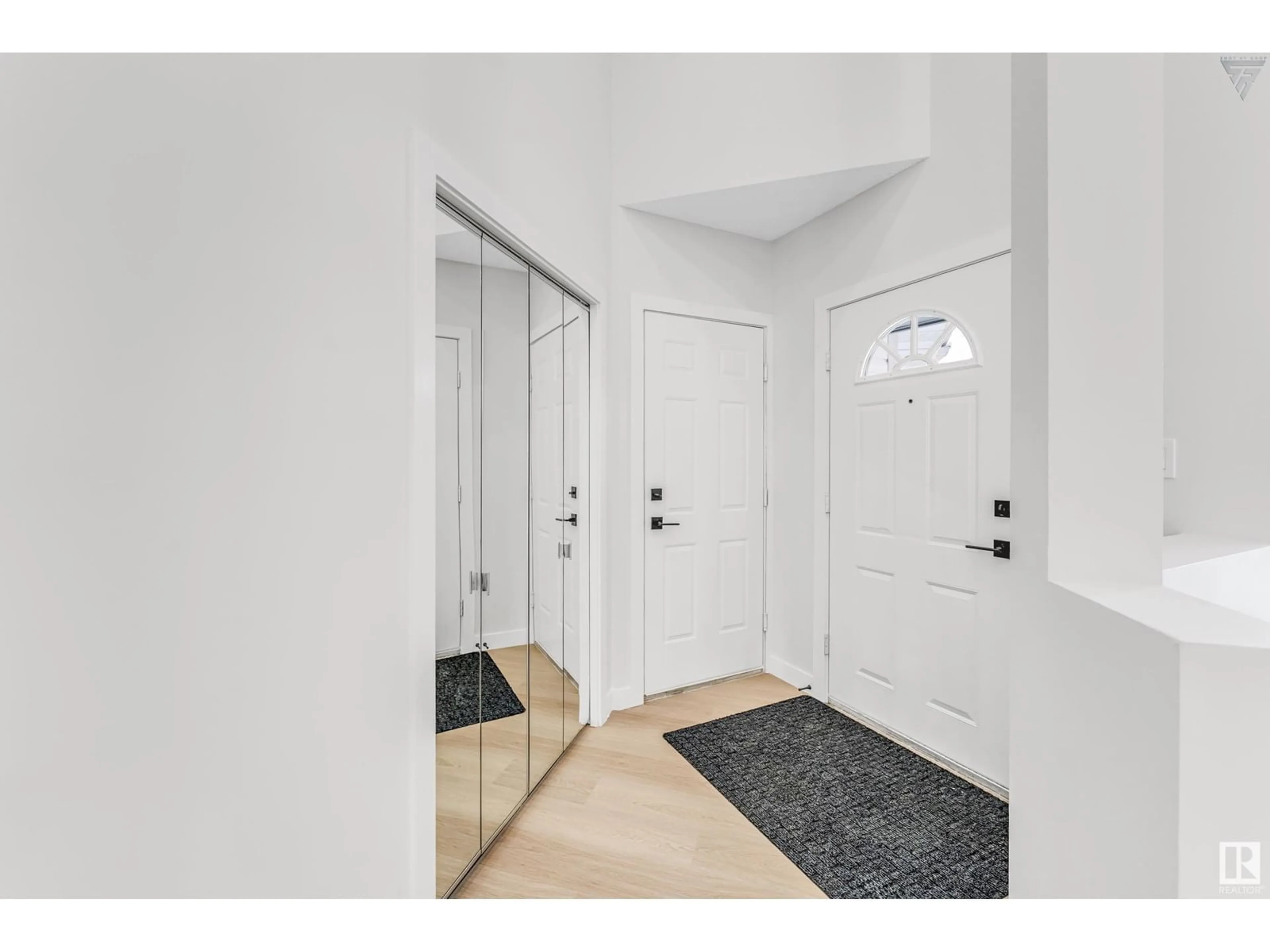 Indoor entryway for 525 JELLETT WY NW, Edmonton Alberta T6L6P9