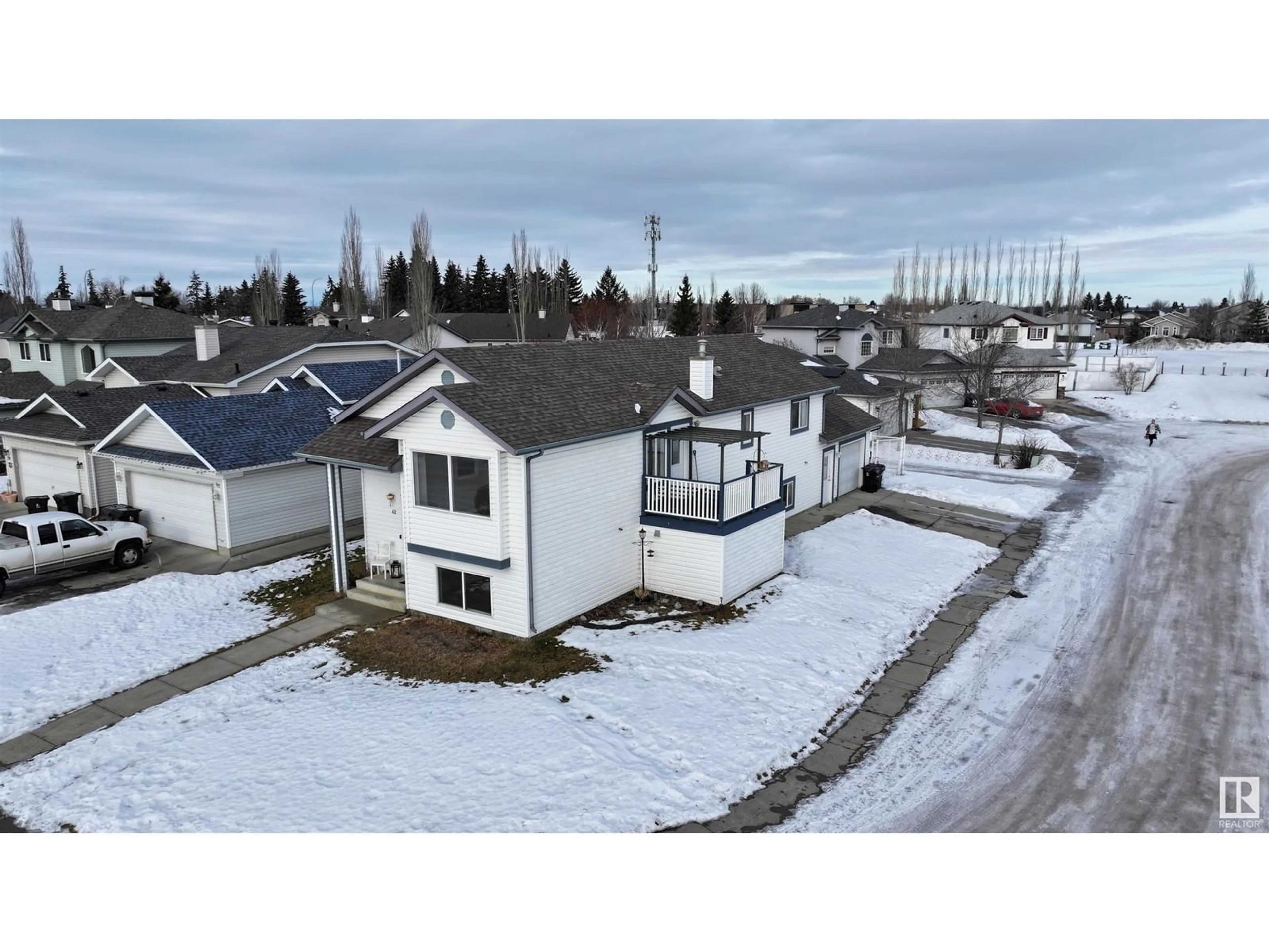 A pic from outside/outdoor area/front of a property/back of a property/a pic from drone, building for 62 LANDSDOWNE DR, Spruce Grove Alberta T7X3Z7