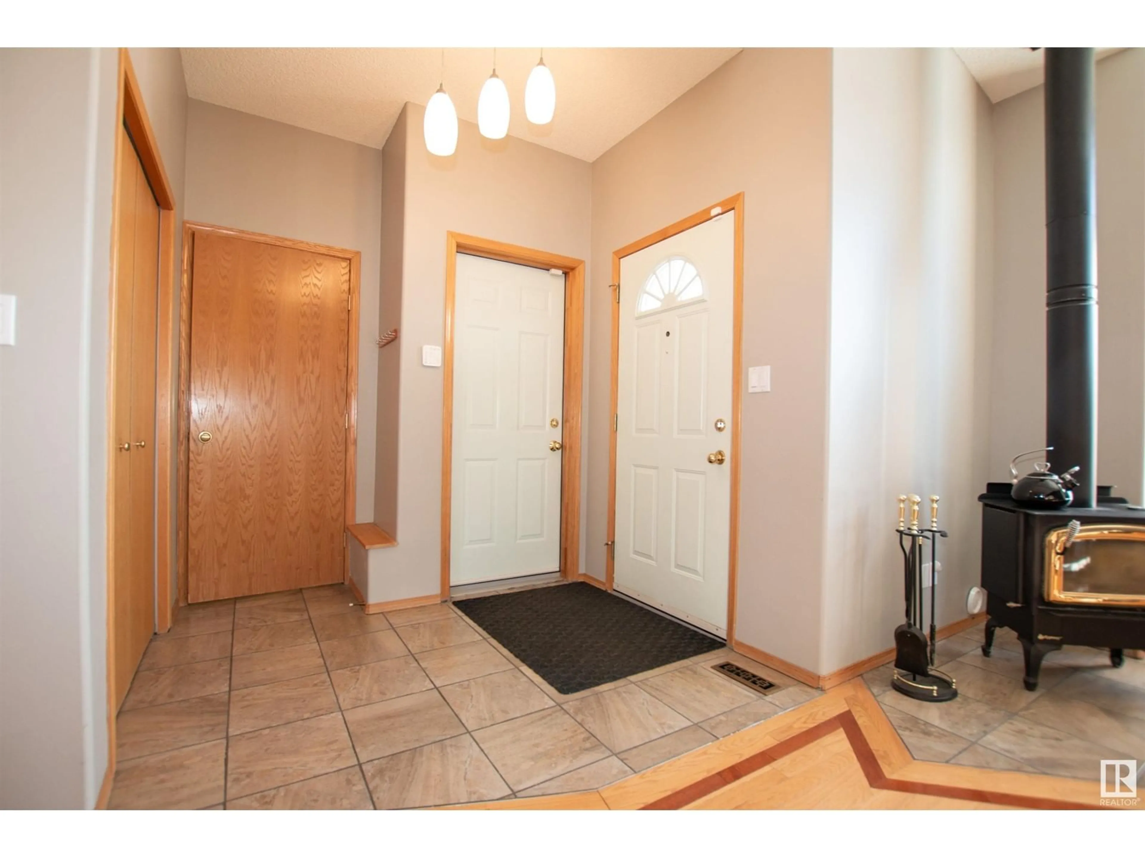 Indoor entryway for 14 ECHO, Cardiff Alberta T8R1P2