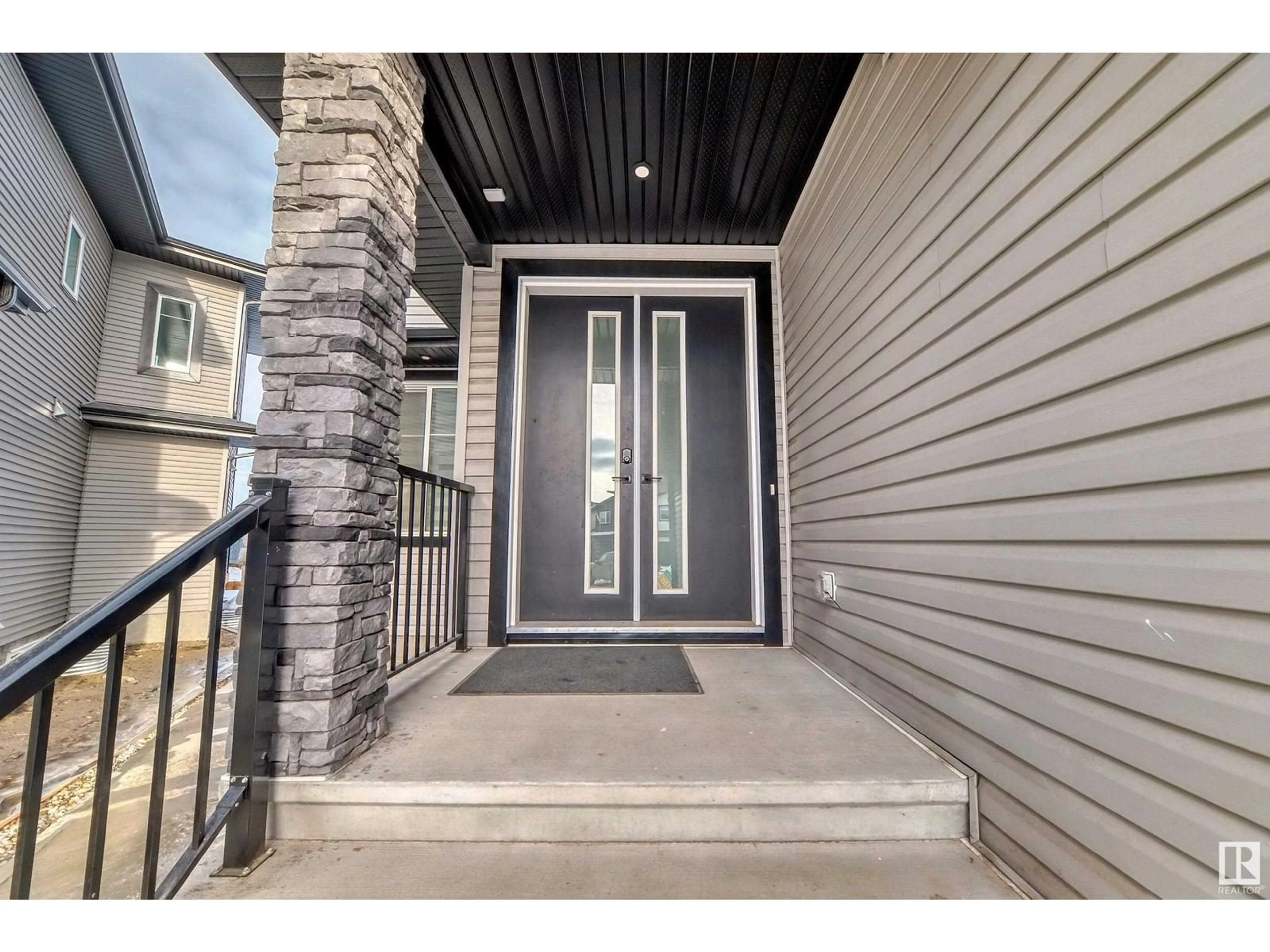 Indoor entryway for 1004 151 AV NW, Edmonton Alberta T5Y4C8