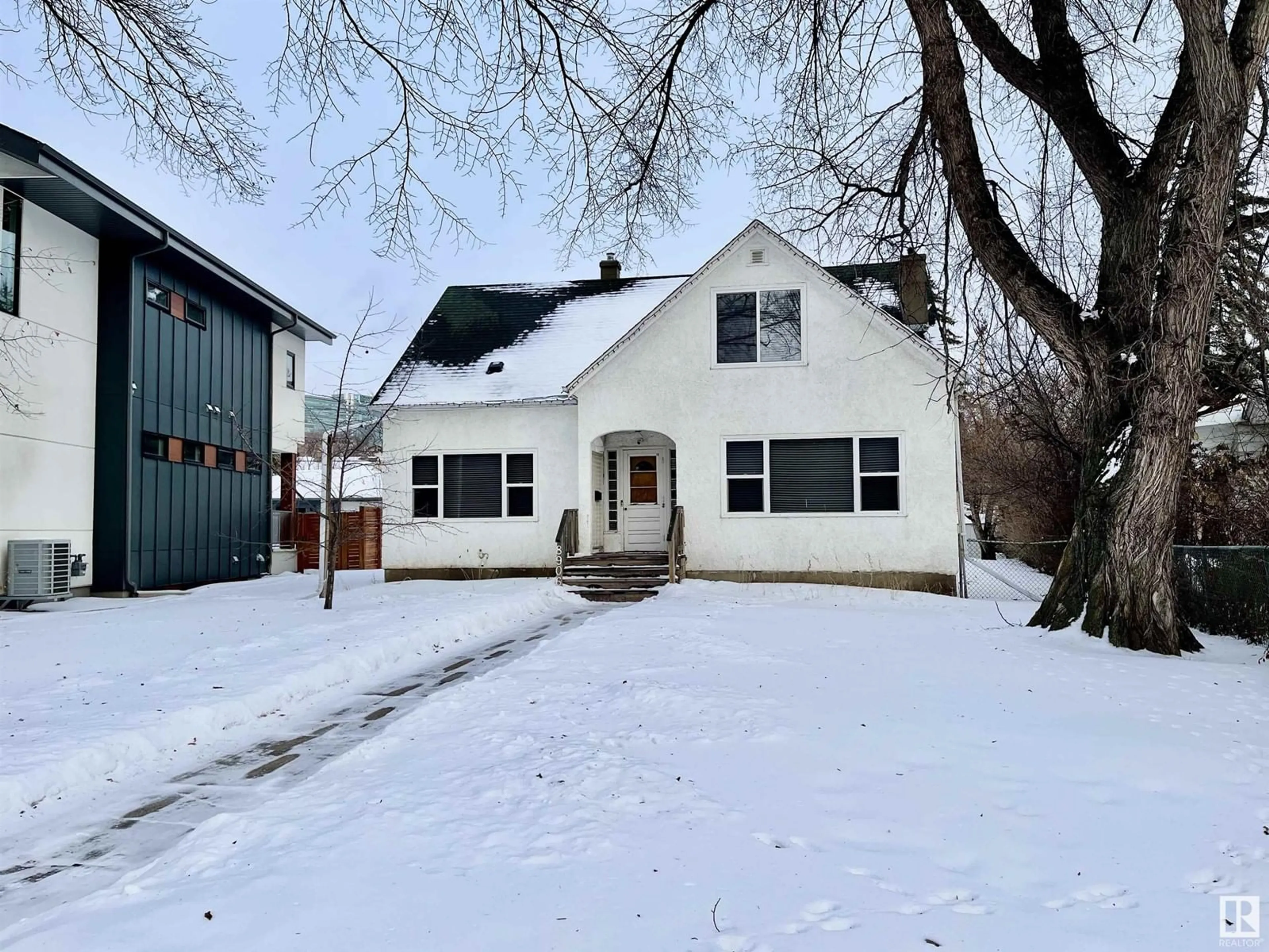 A pic from outside/outdoor area/front of a property/back of a property/a pic from drone, street for 8906 WINDSOR RD NW, Edmonton Alberta T6G2A2