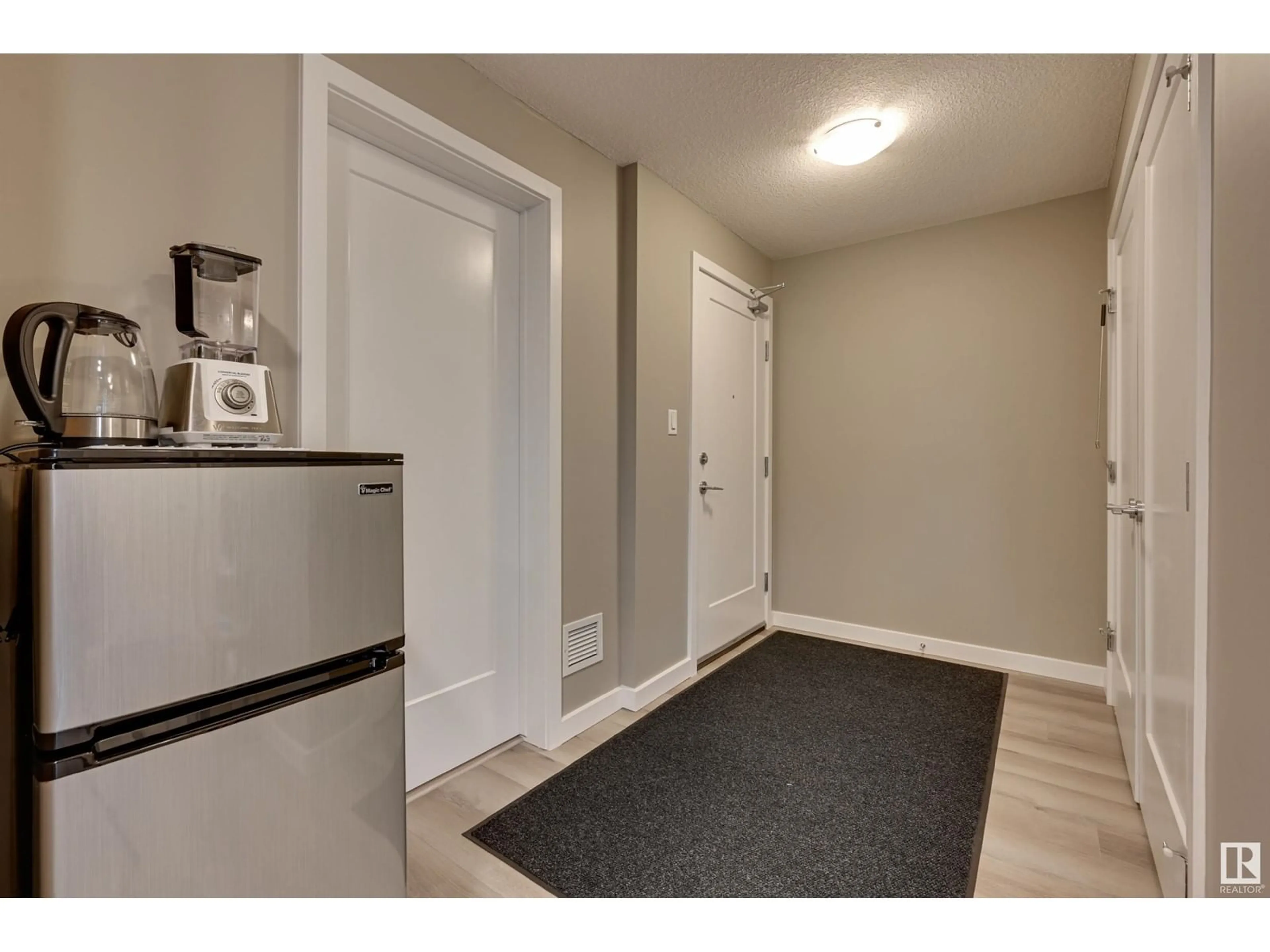 Indoor entryway for #221 5504 SCHONSEE DR NW, Edmonton Alberta T5Z0N9