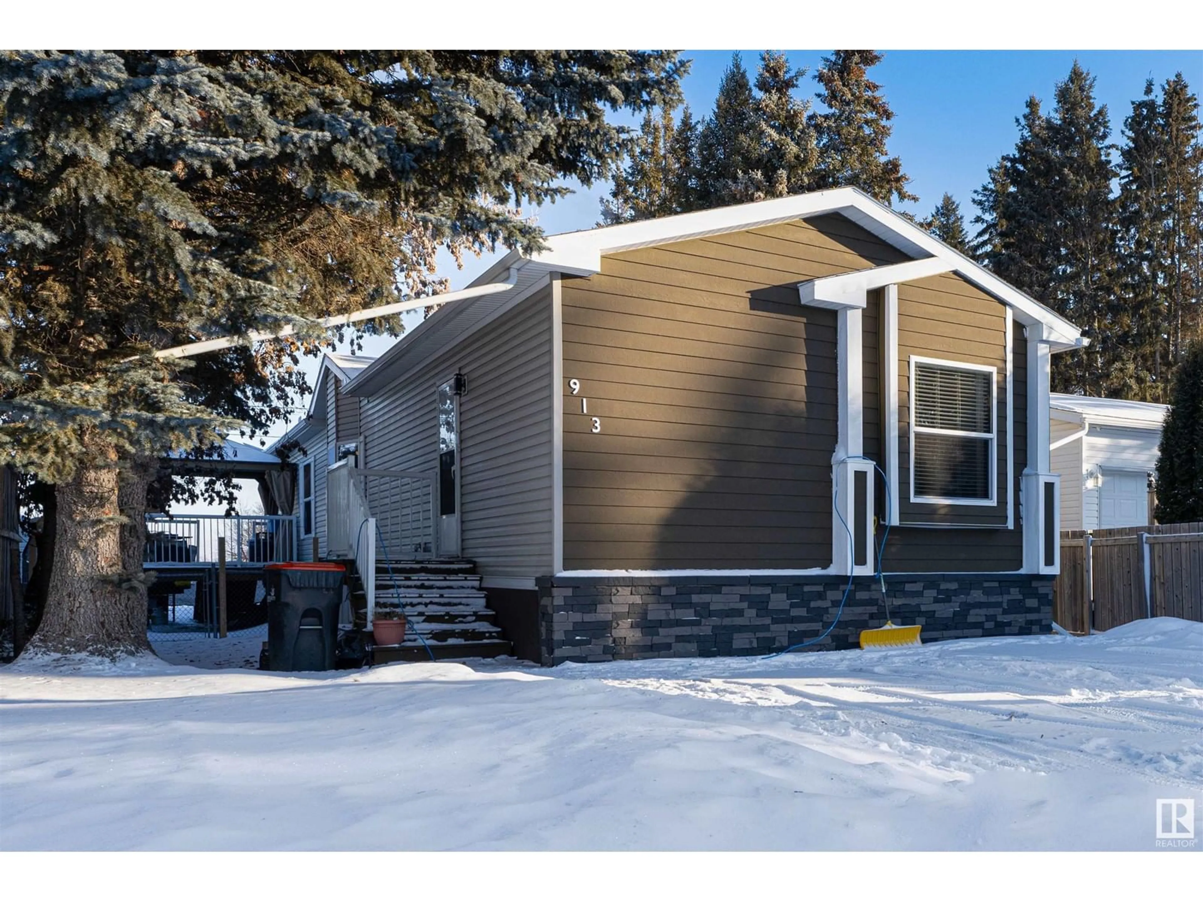 Home with vinyl exterior material, street for 913 1 ST, Thorhild Alberta T0A3J0