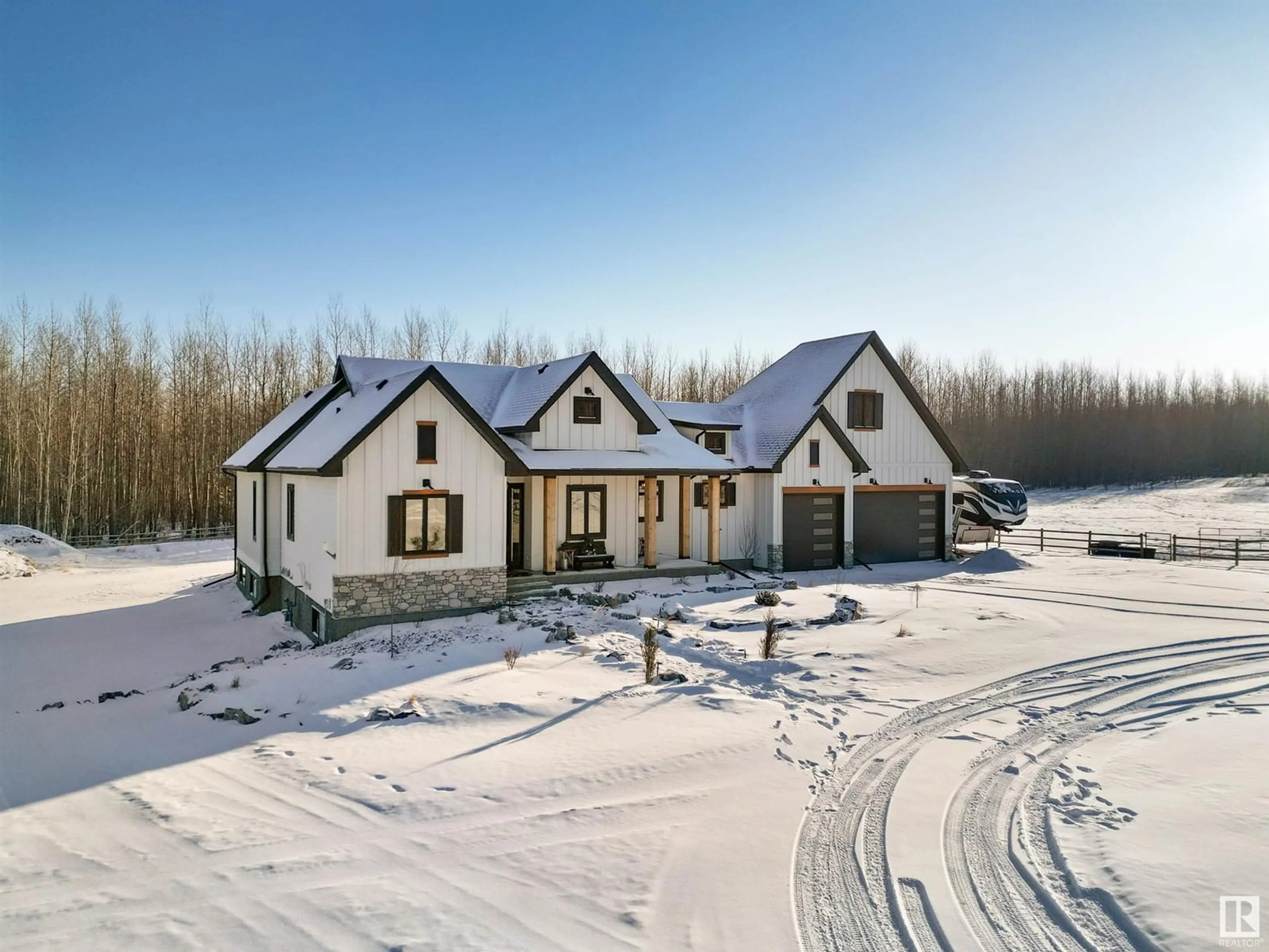 A pic from outside/outdoor area/front of a property/back of a property/a pic from drone, building for 49213 Range Road 82, Rural Brazeau County Alberta T7A2A3