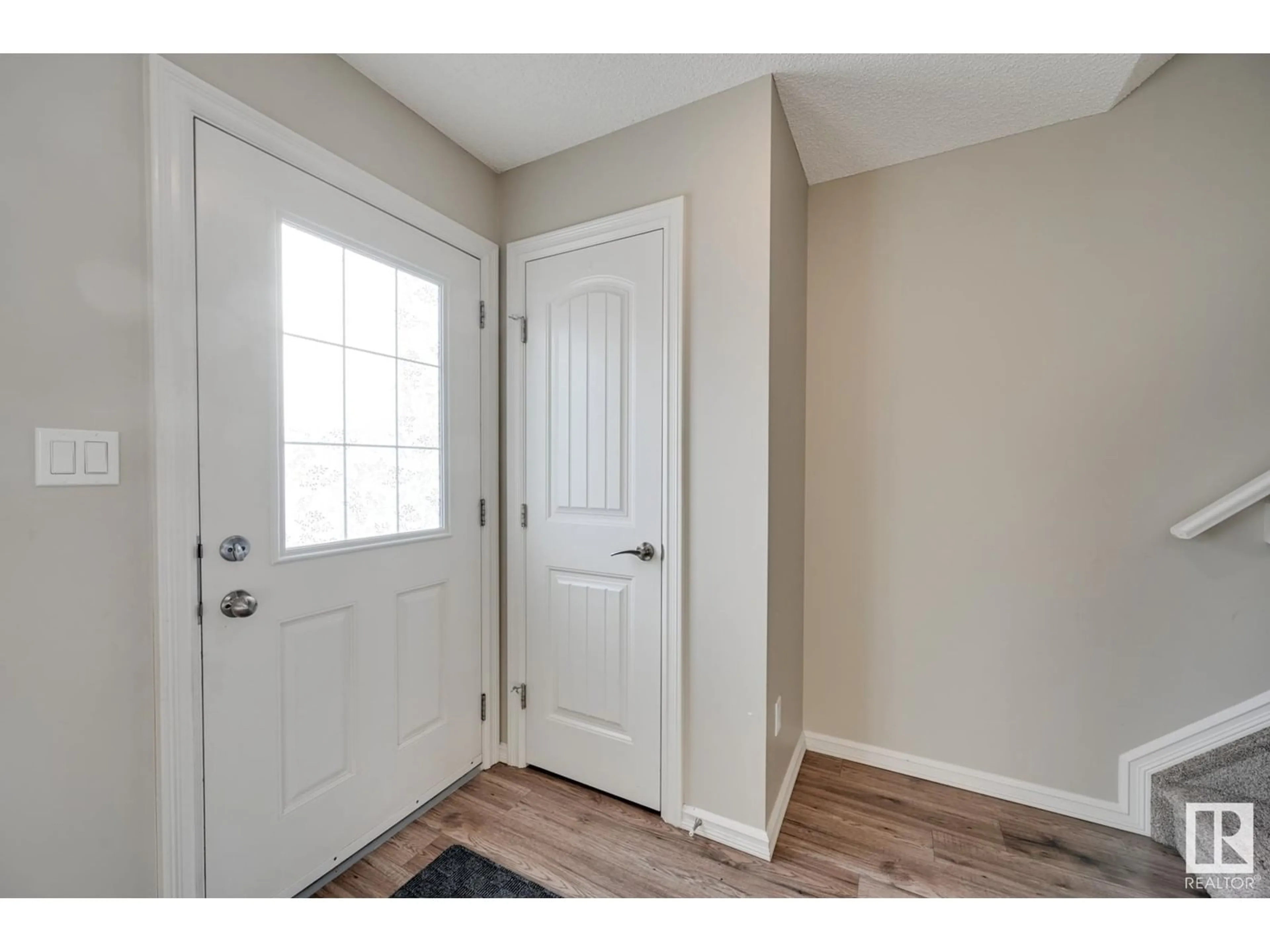 Indoor entryway for #2 2215 24 ST NW, Edmonton Alberta T6T1A6