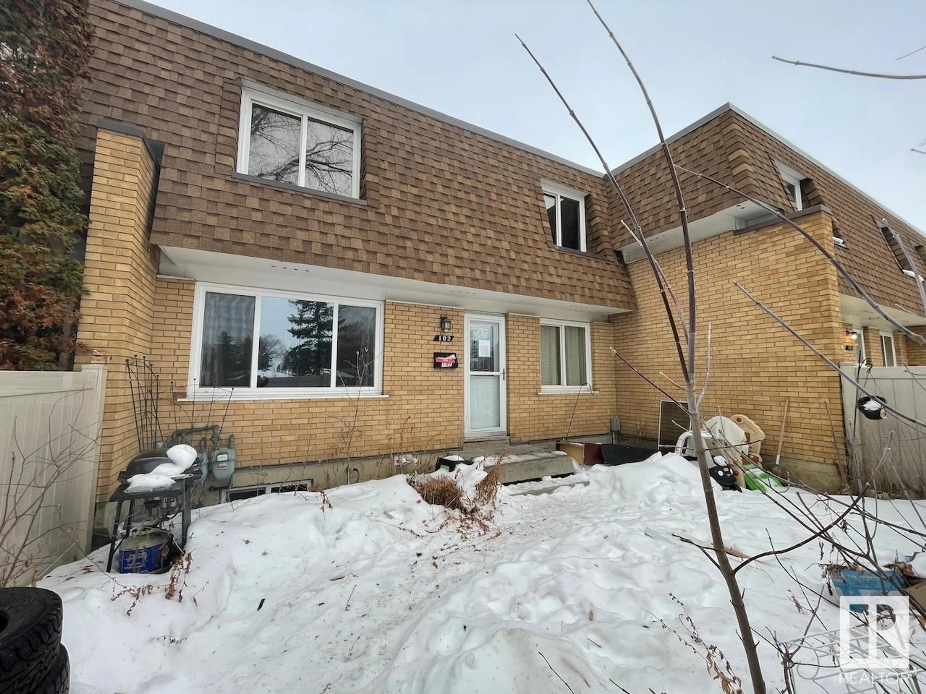 A pic from outside/outdoor area/front of a property/back of a property/a pic from drone, street for 102 LONDONDERRY SQUARE SQ NW, Edmonton Alberta T5C3C4