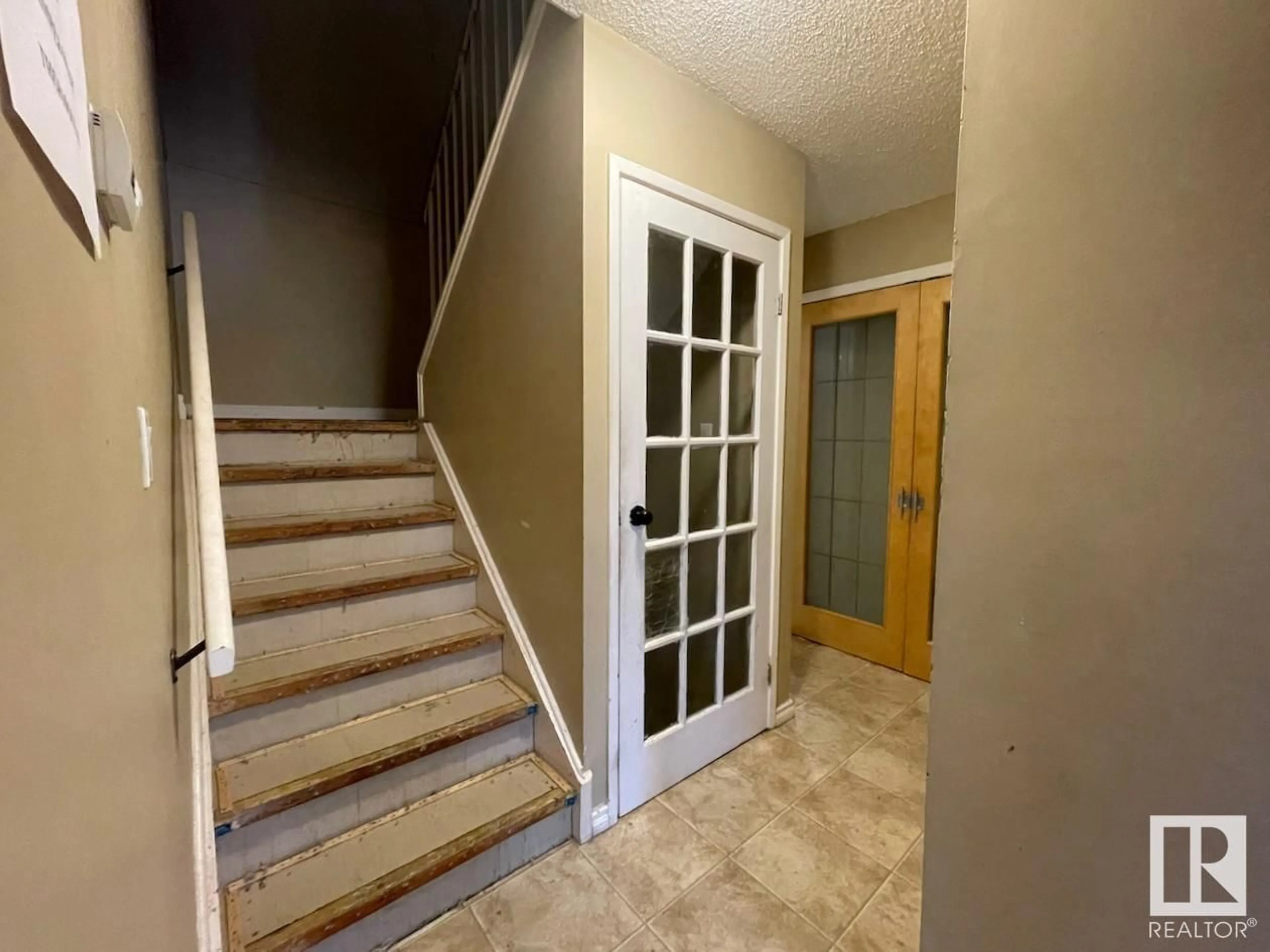 Indoor entryway for 102 LONDONDERRY SQUARE SQ NW, Edmonton Alberta T5C3C4