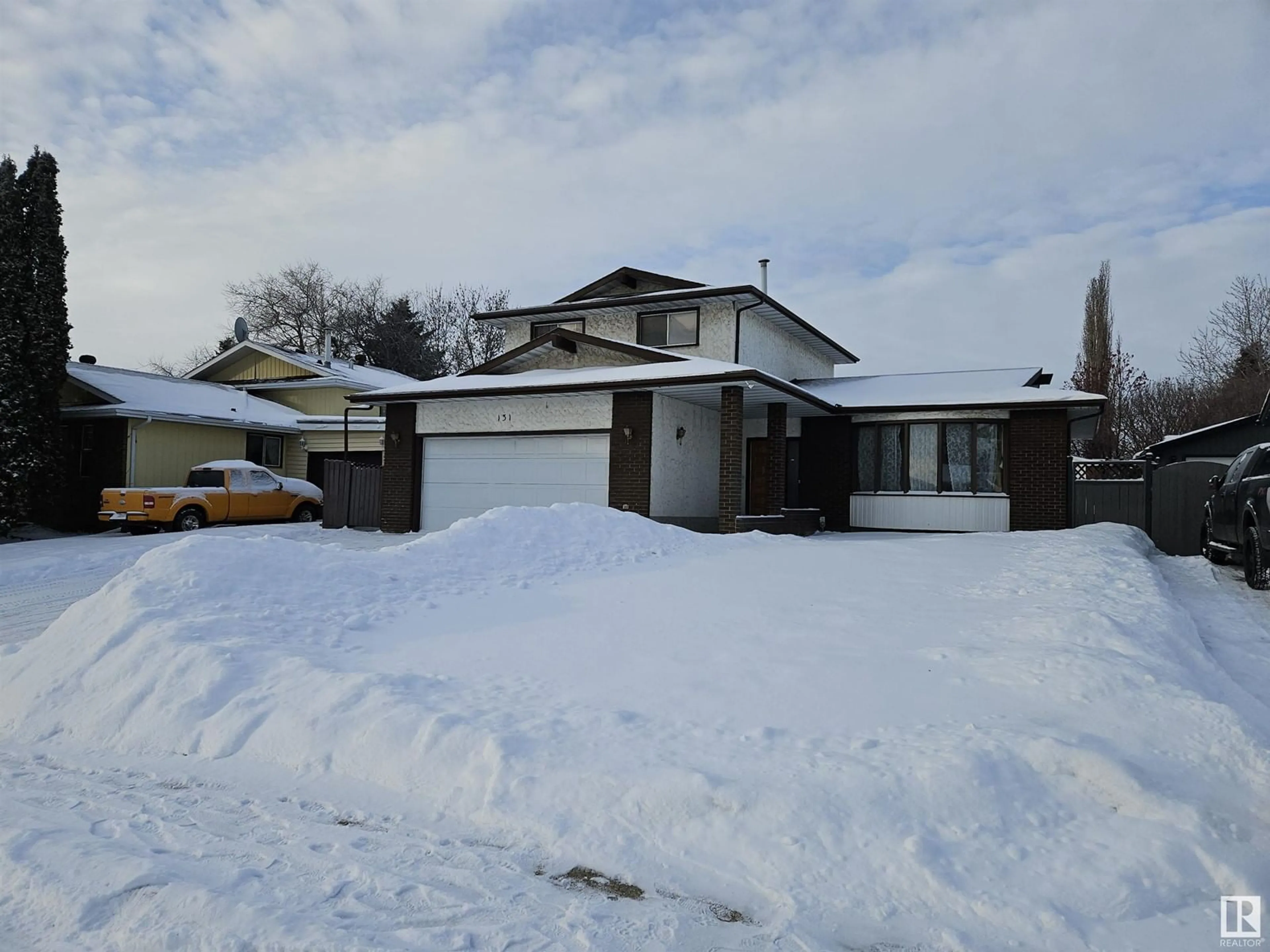 A pic from outside/outdoor area/front of a property/back of a property/a pic from drone, street for 131 HUMBERSTONE RD NW, Edmonton Alberta T5A4E4