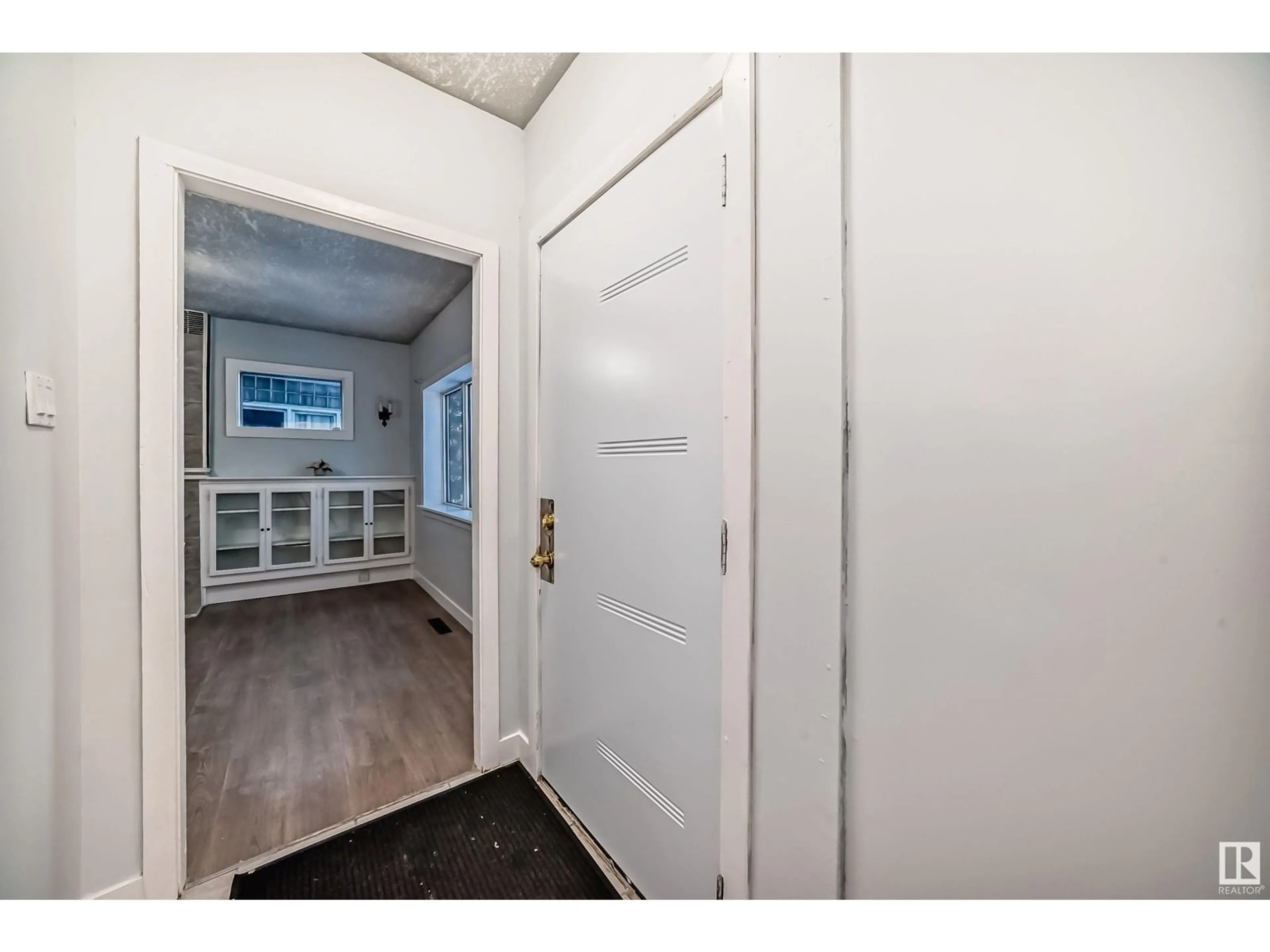 Indoor entryway for 11527 97 ST NW, Edmonton Alberta T5G1X7