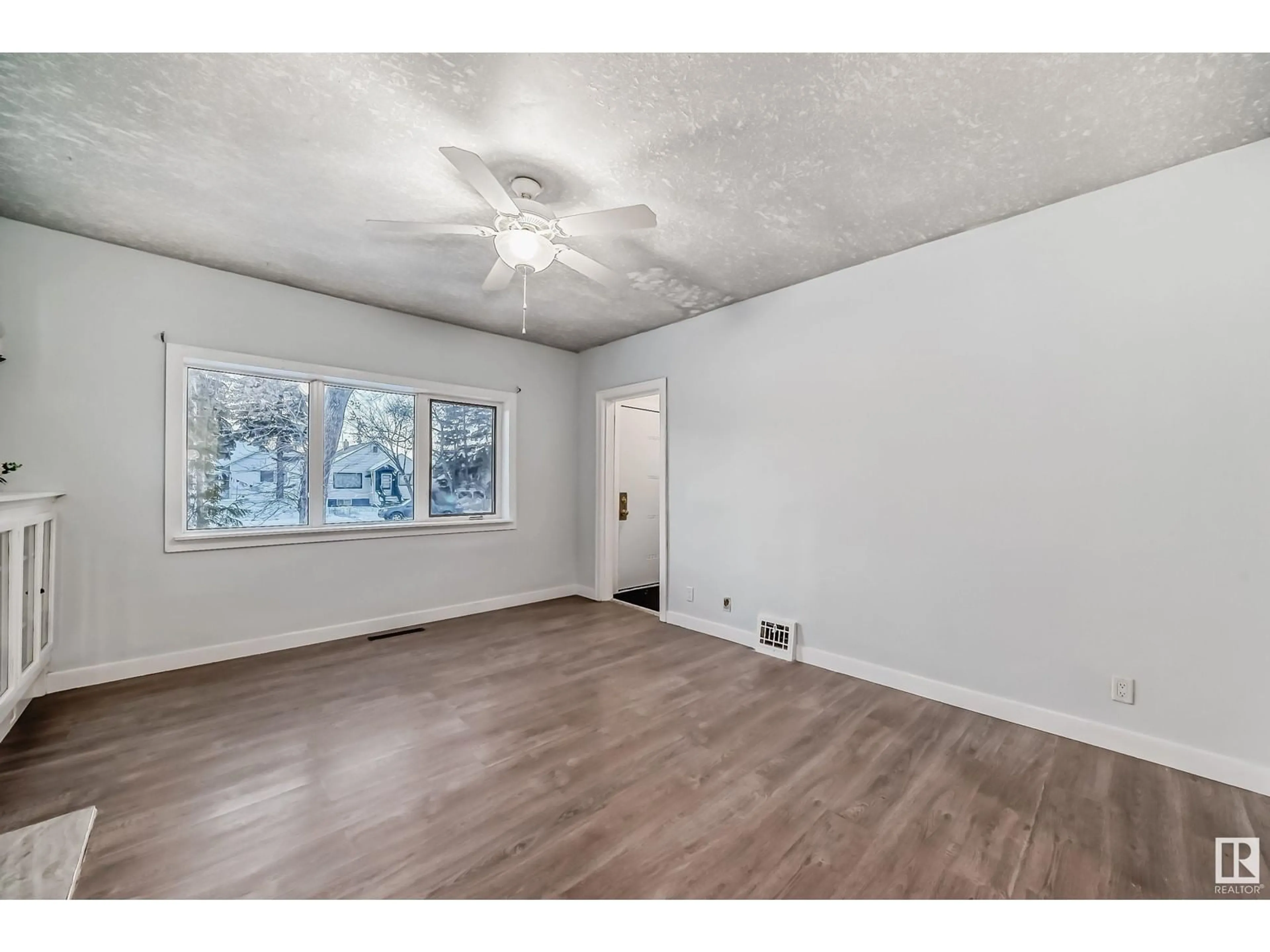 A pic of a room for 11527 97 ST NW, Edmonton Alberta T5G1X7