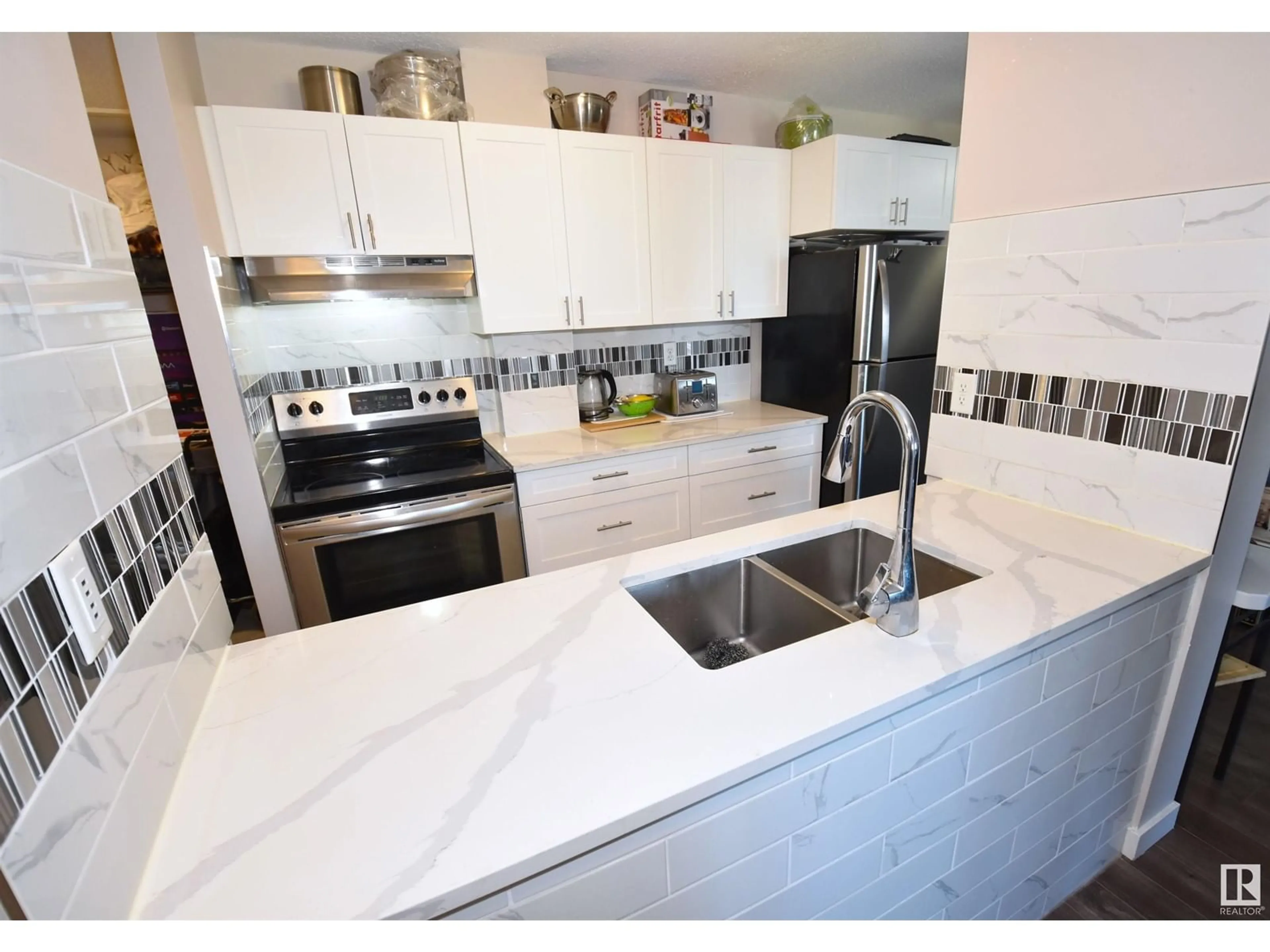 Open concept kitchen, ceramic/tile floor for #1601 10011 116 ST NW, Edmonton Alberta T5K1V4