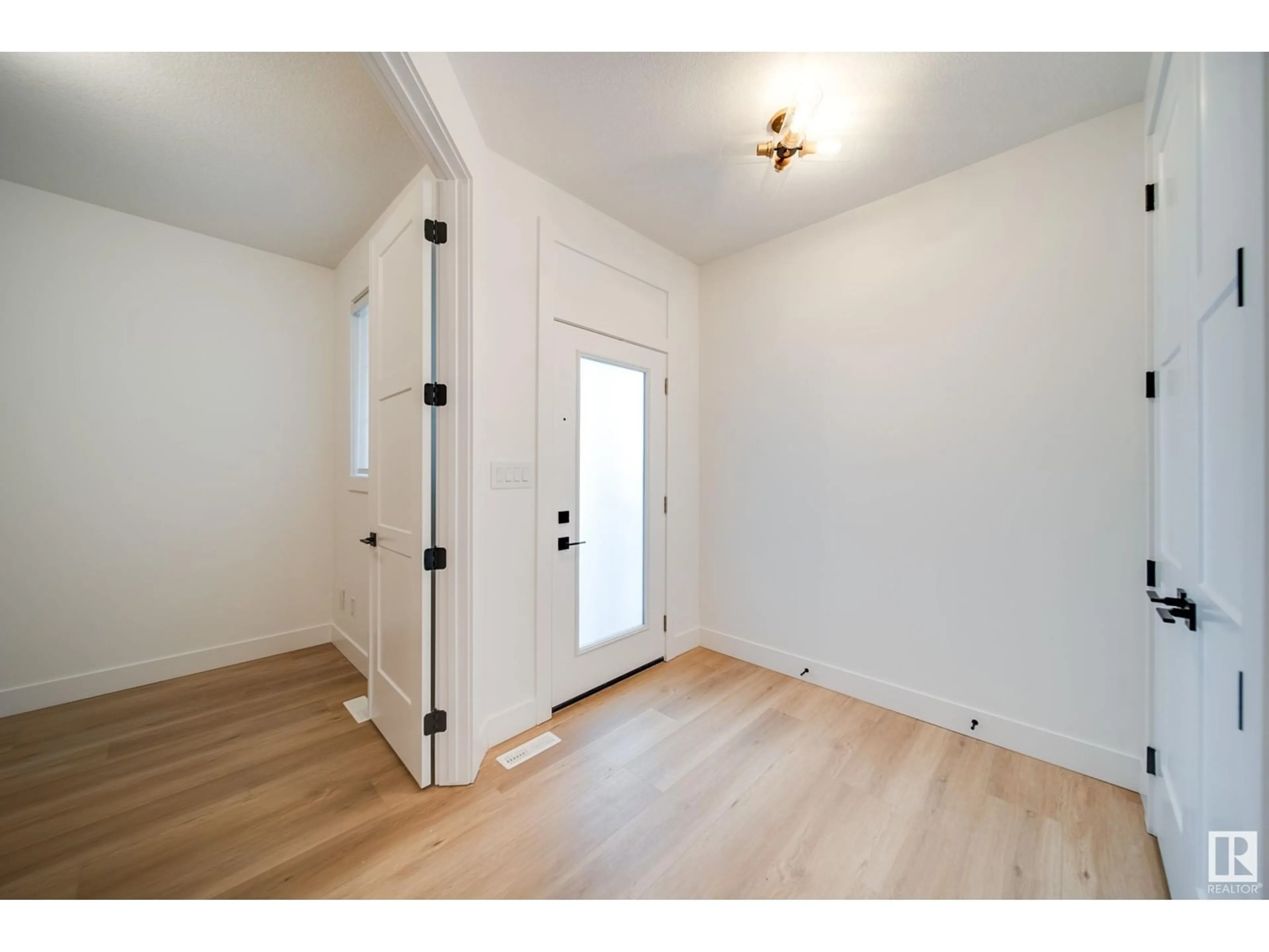 Indoor entryway for 109 STARLING WY, Fort Saskatchewan Alberta T8L1R5