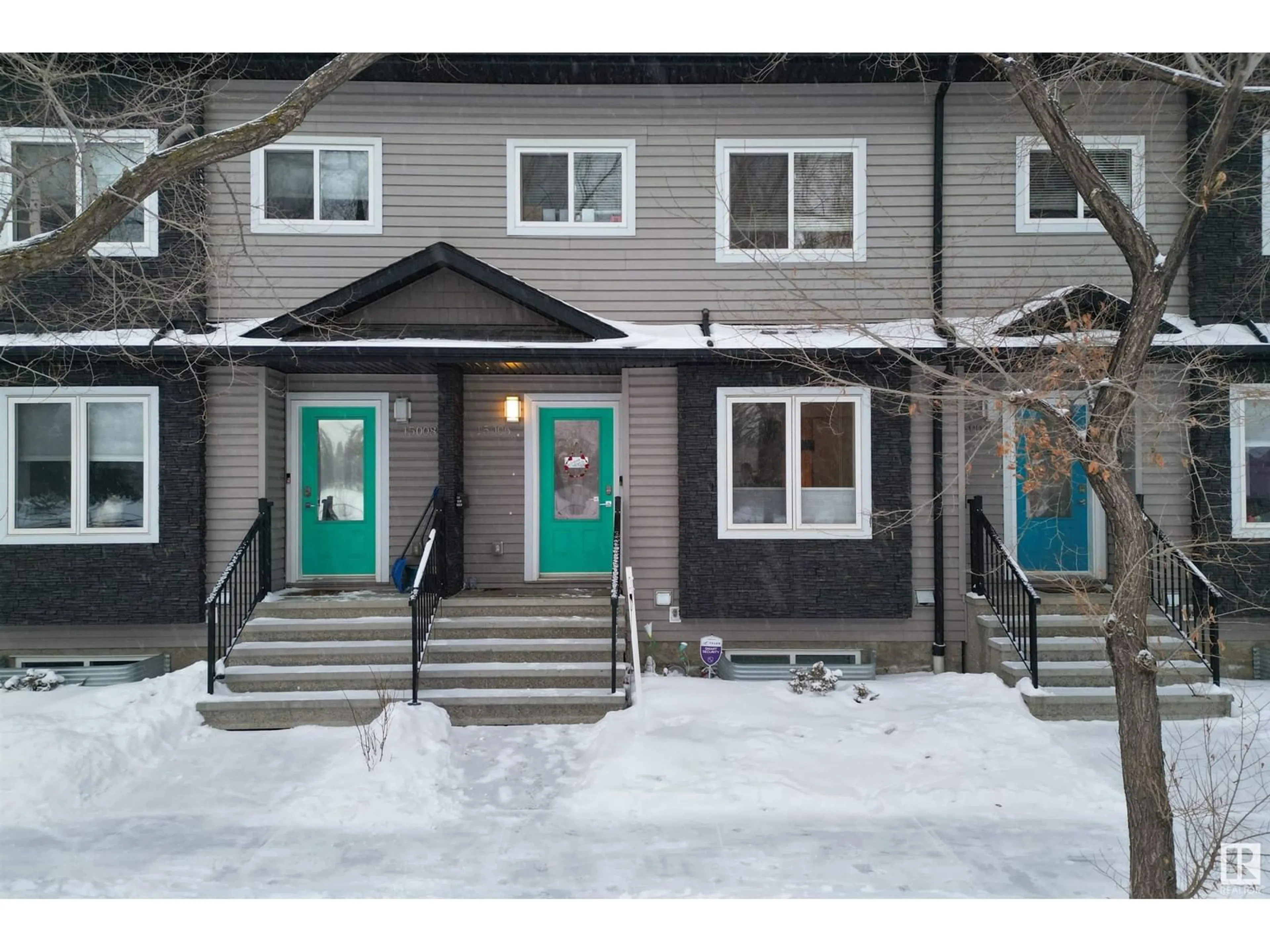 Indoor entryway for 15006 105 AV NW, Edmonton Alberta T5P1P8