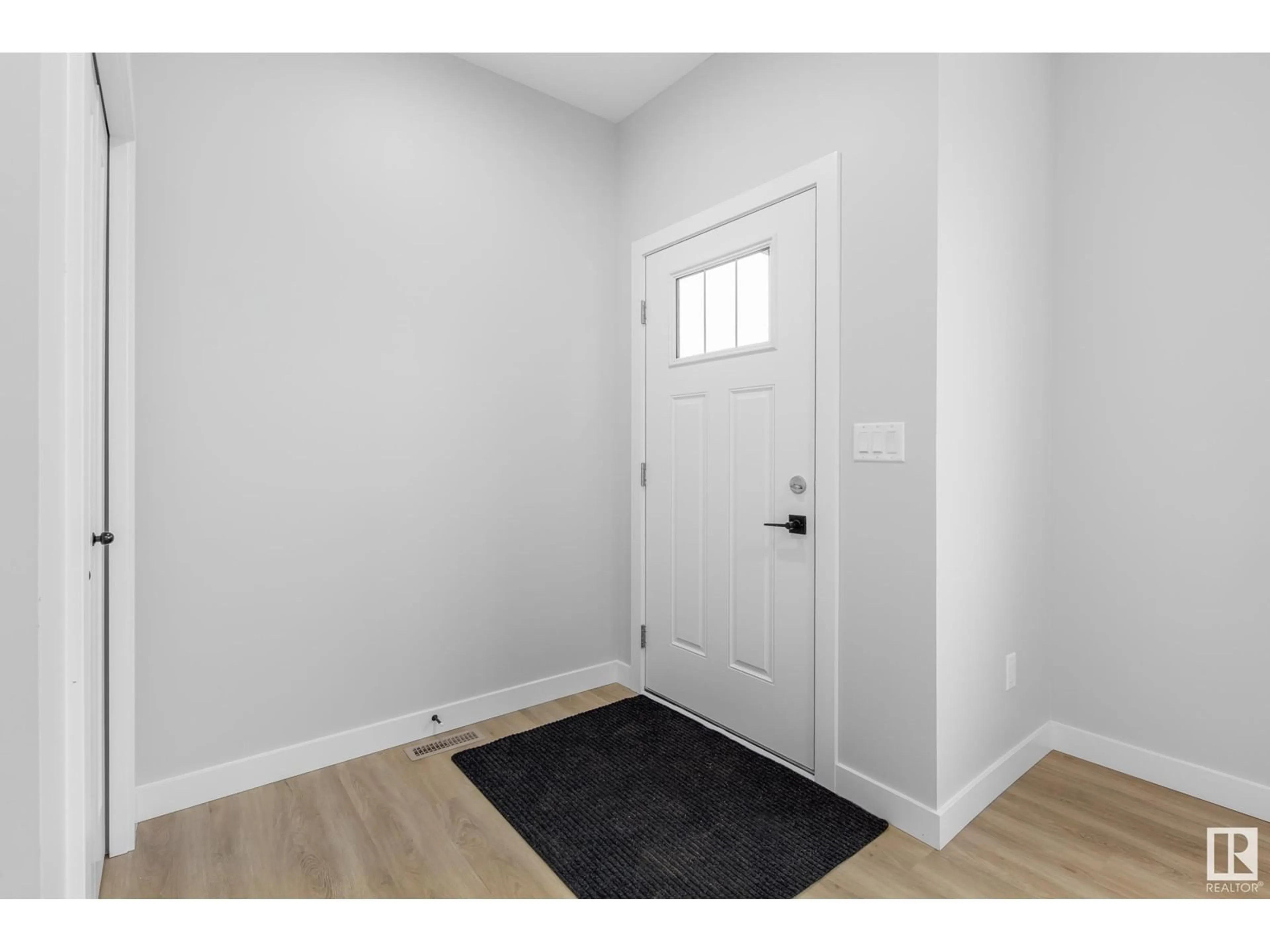 Indoor entryway for 9348 221 ST, Edmonton Alberta T5T6C9