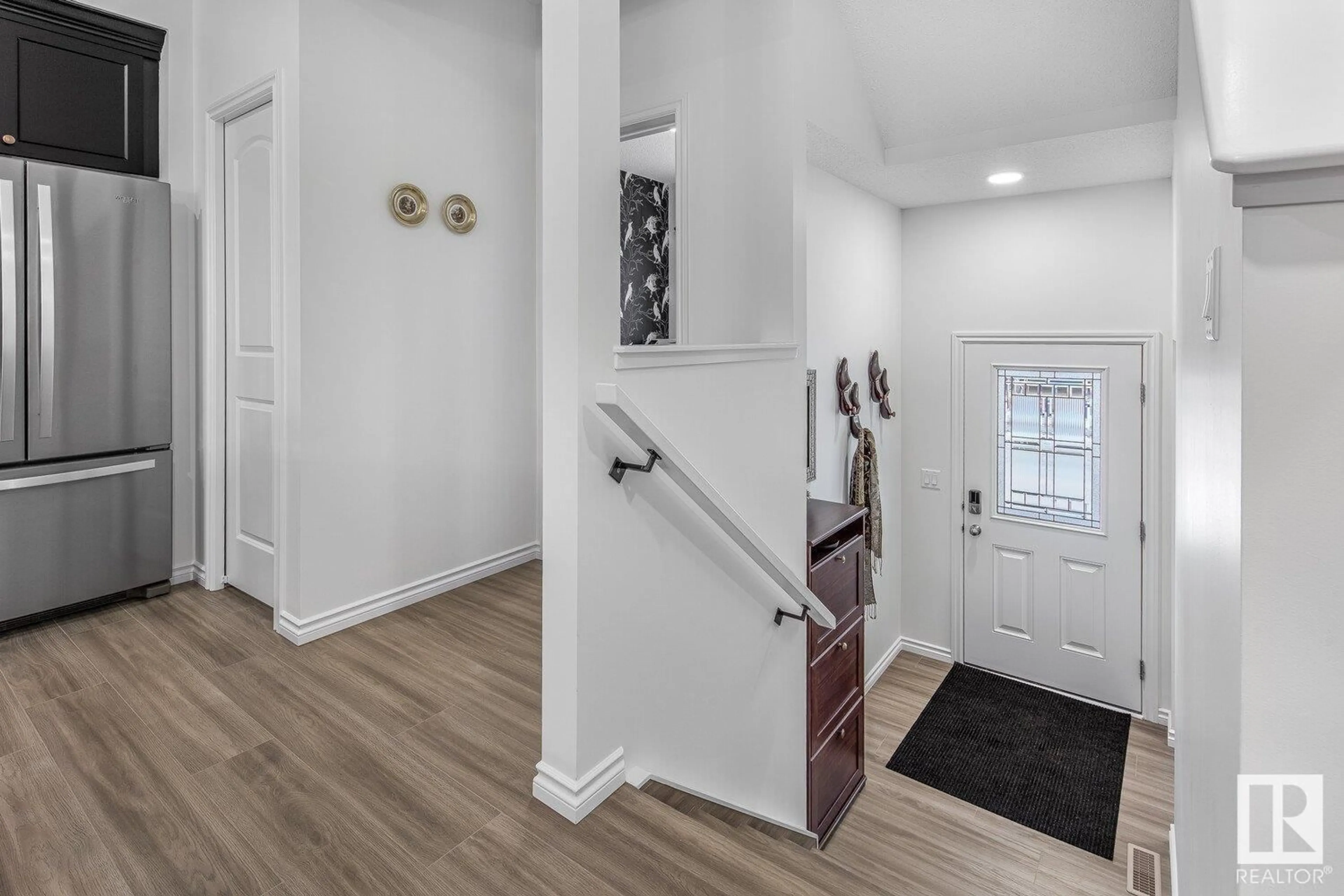 Indoor entryway for 9375 221 ST NW, Edmonton Alberta T5T6E7