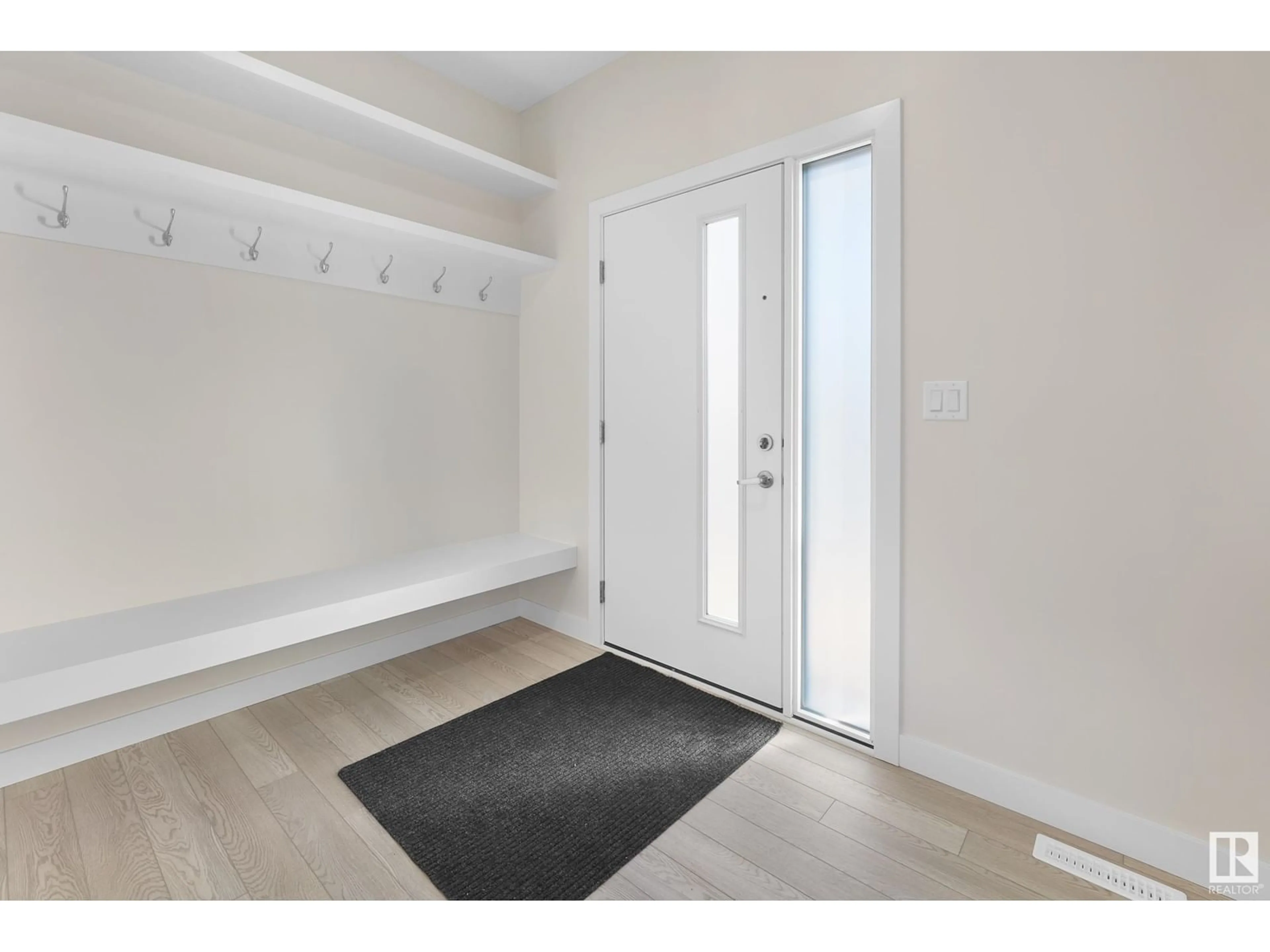 Indoor entryway for 9379 221 ST NW, Edmonton Alberta T5T6E7