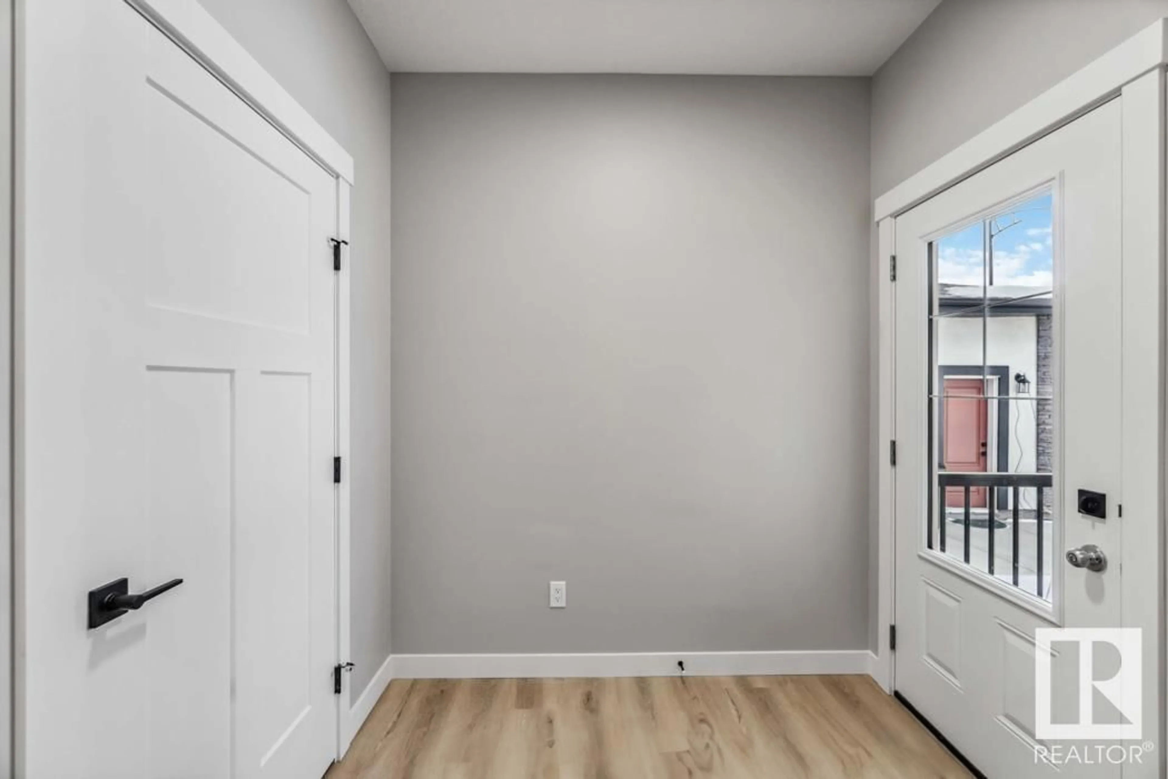 Indoor entryway for 1659 12 ST, Edmonton Alberta T6T2V1