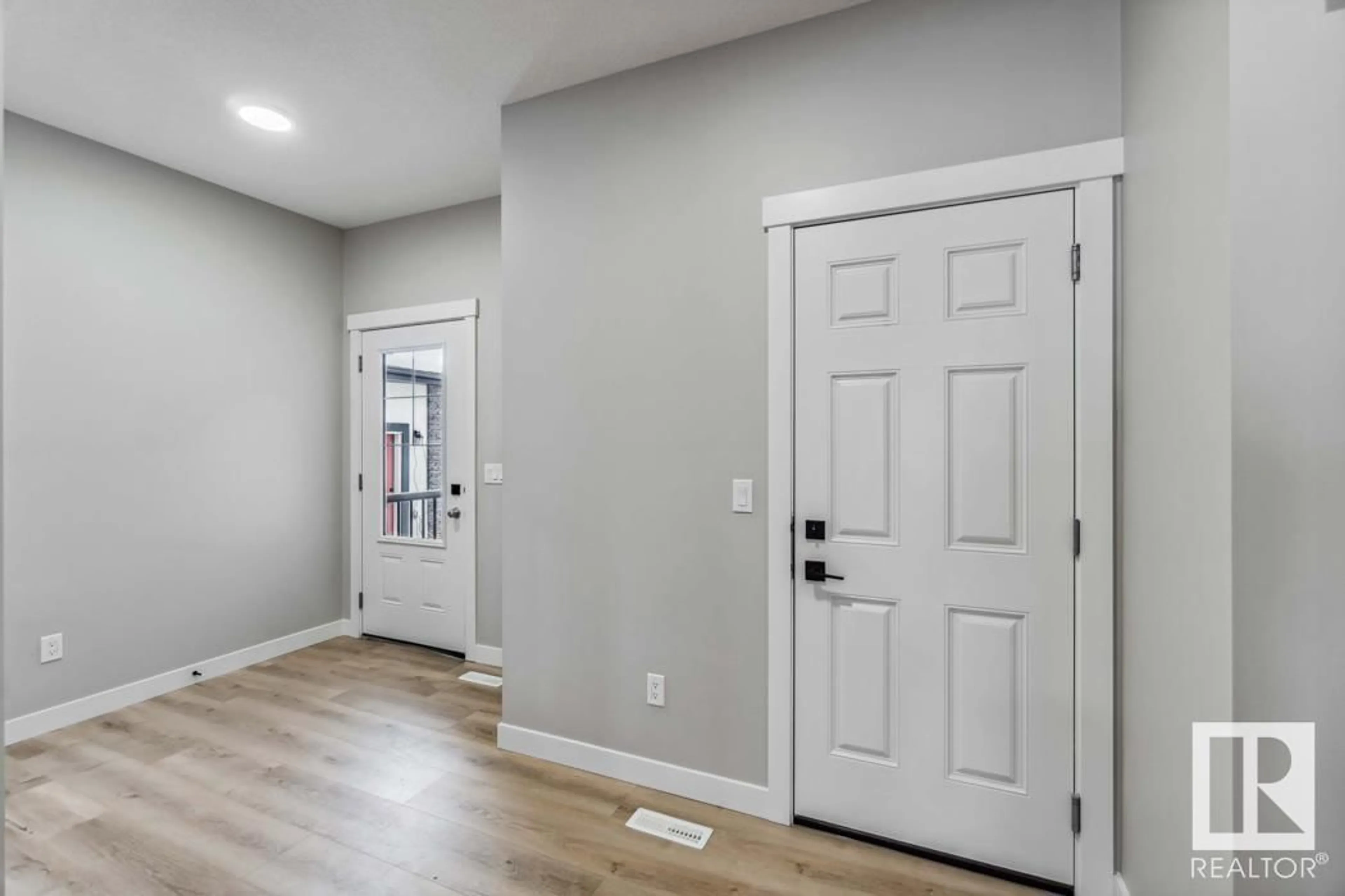Indoor entryway for 1659 12 ST, Edmonton Alberta T6T2V1