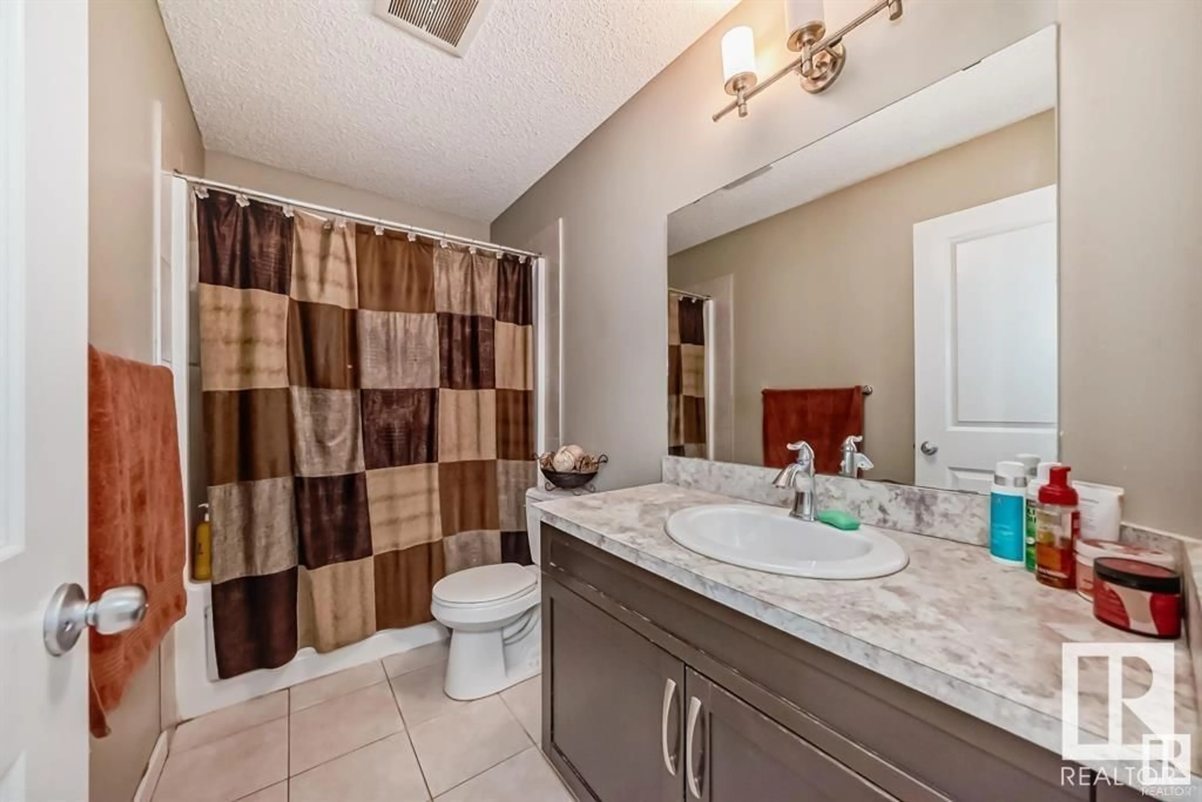 Standard bathroom, ceramic/tile floor for 13827 143 AV NW, Edmonton Alberta T6V0L7